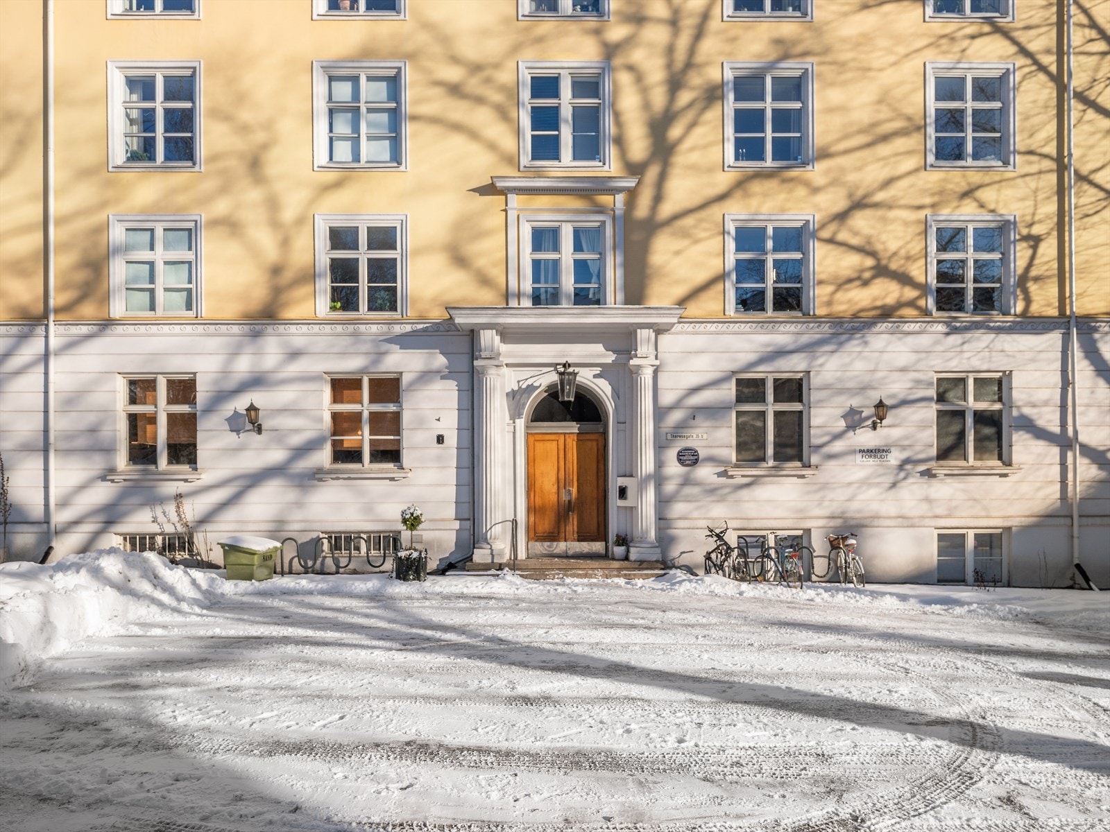 Rett utenfor døren finnes en rekke hyggelige forretninger, med blant annet Kaffebrenneriet i samme bygg, Bislett blomster og Godt Brød, apotek og flere dagligvarebutukker! Galleribilde