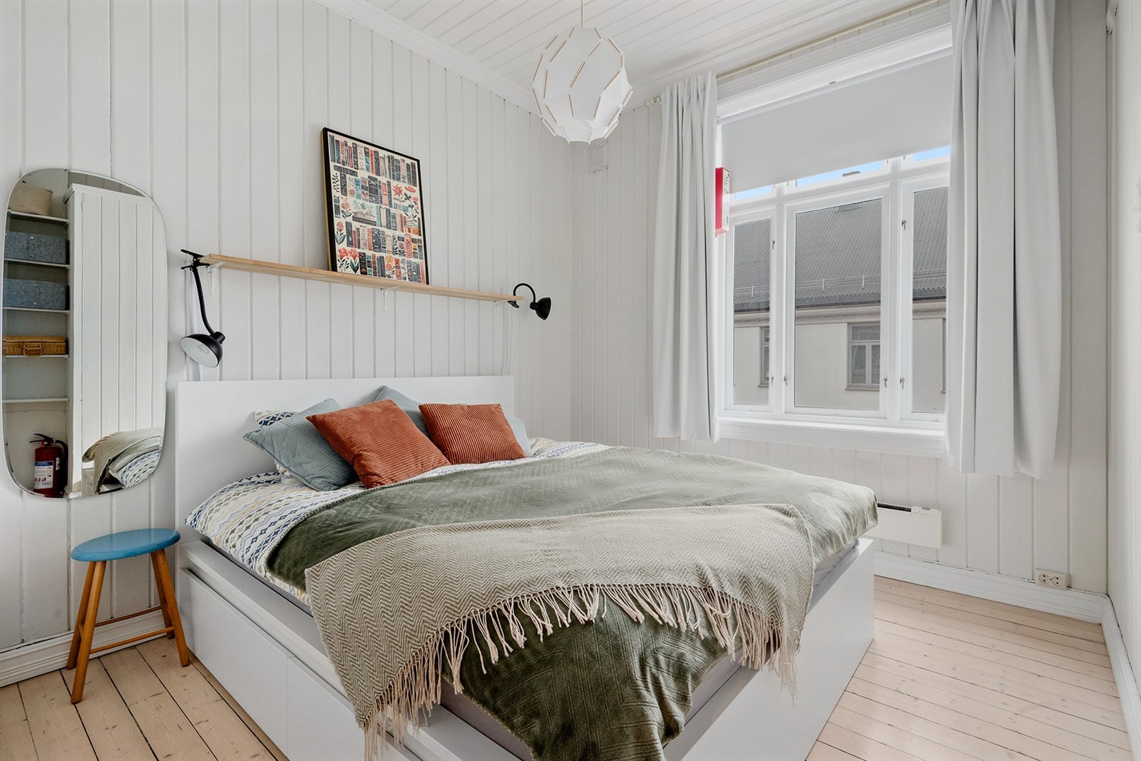 Romslig soverom med tilhørende garderobeskap Galleribilde