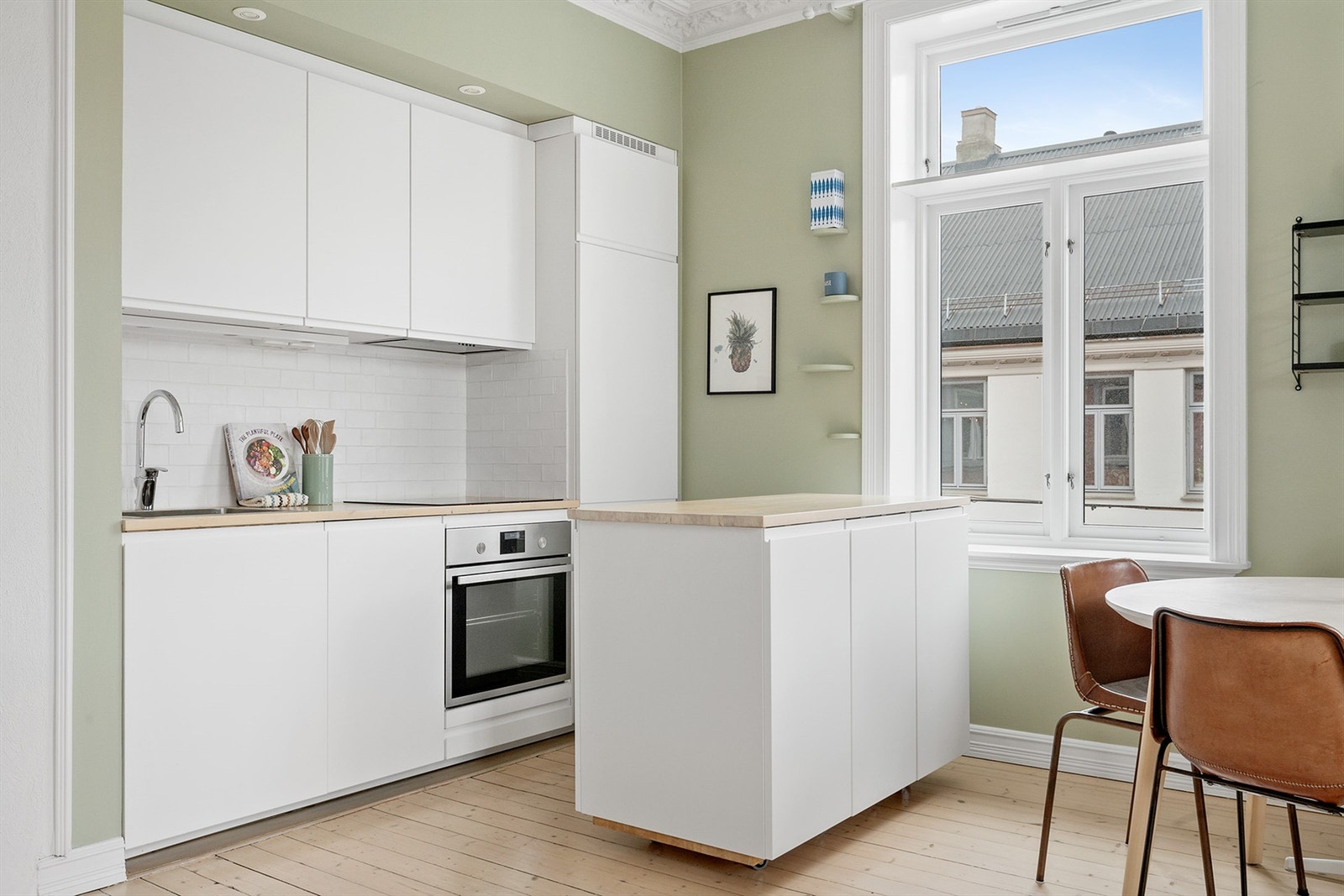 Pent kjøkken med integrerte hvitebarer Galleribilde