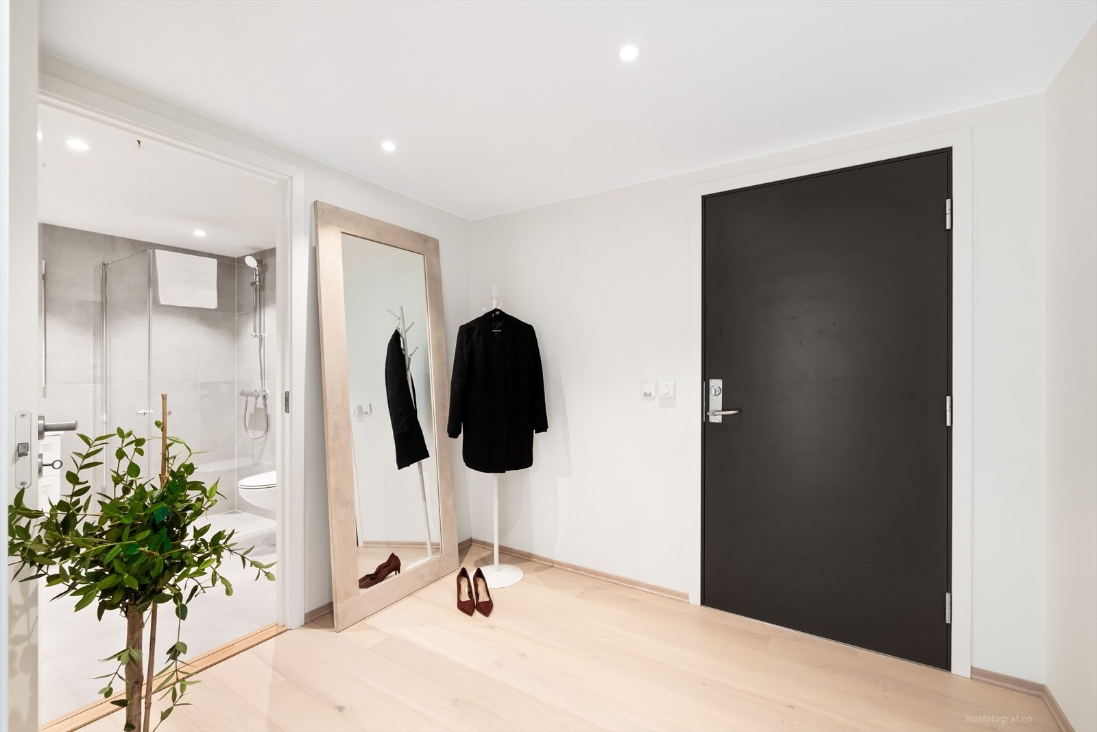 Romslig entre/gang - med LED downlihts Galleribilde