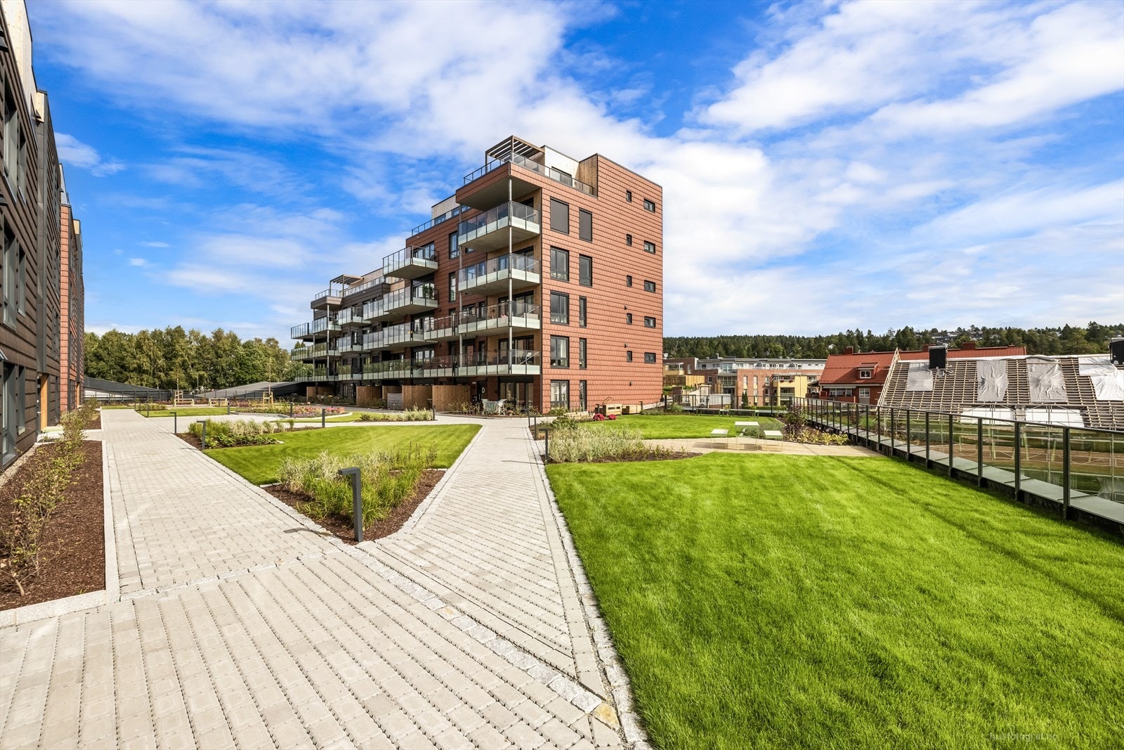 Fellesarealene er sjeldent pent anlagte. I atriumet mellom bebyggelsen er det skapt et attraktivt og levende areal Galleribilde