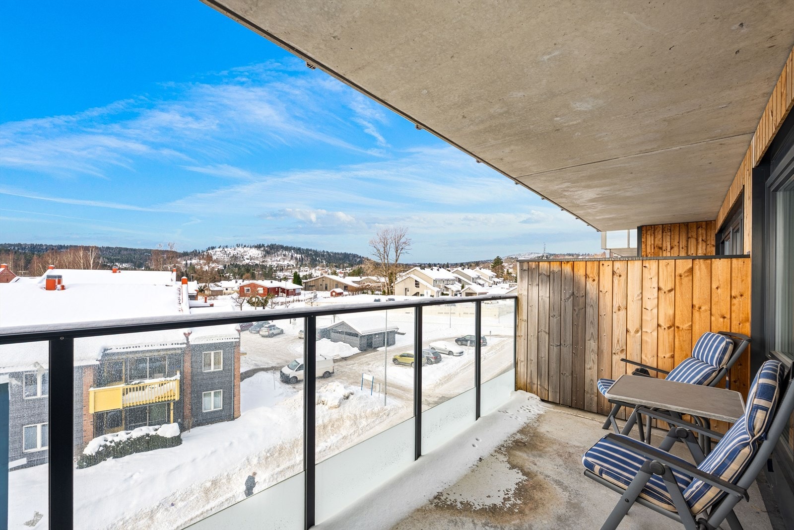 Balkongen ligger med utgang fra stuen. Den er overbygget samtidig som den ligger fint og solvendt Galleribilde