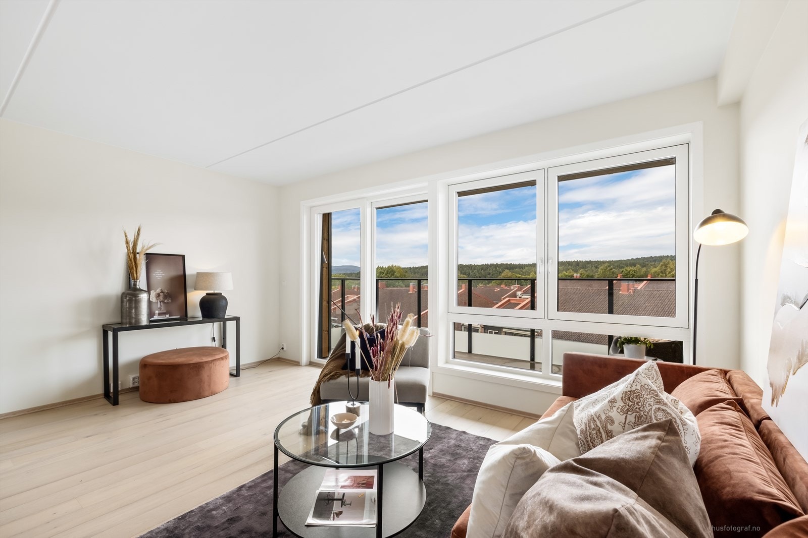 I stuen er det lyse overflater, og hvitpigmentert 1-stavs eikeparkett på gulv Galleribilde