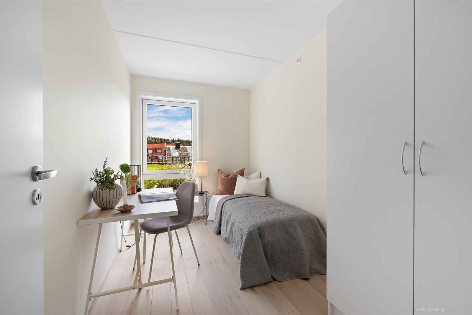 Soverom 2 med plass til enkeltseng og f.eks et skrivebord. Også dette med garderobeskap Galleribilde