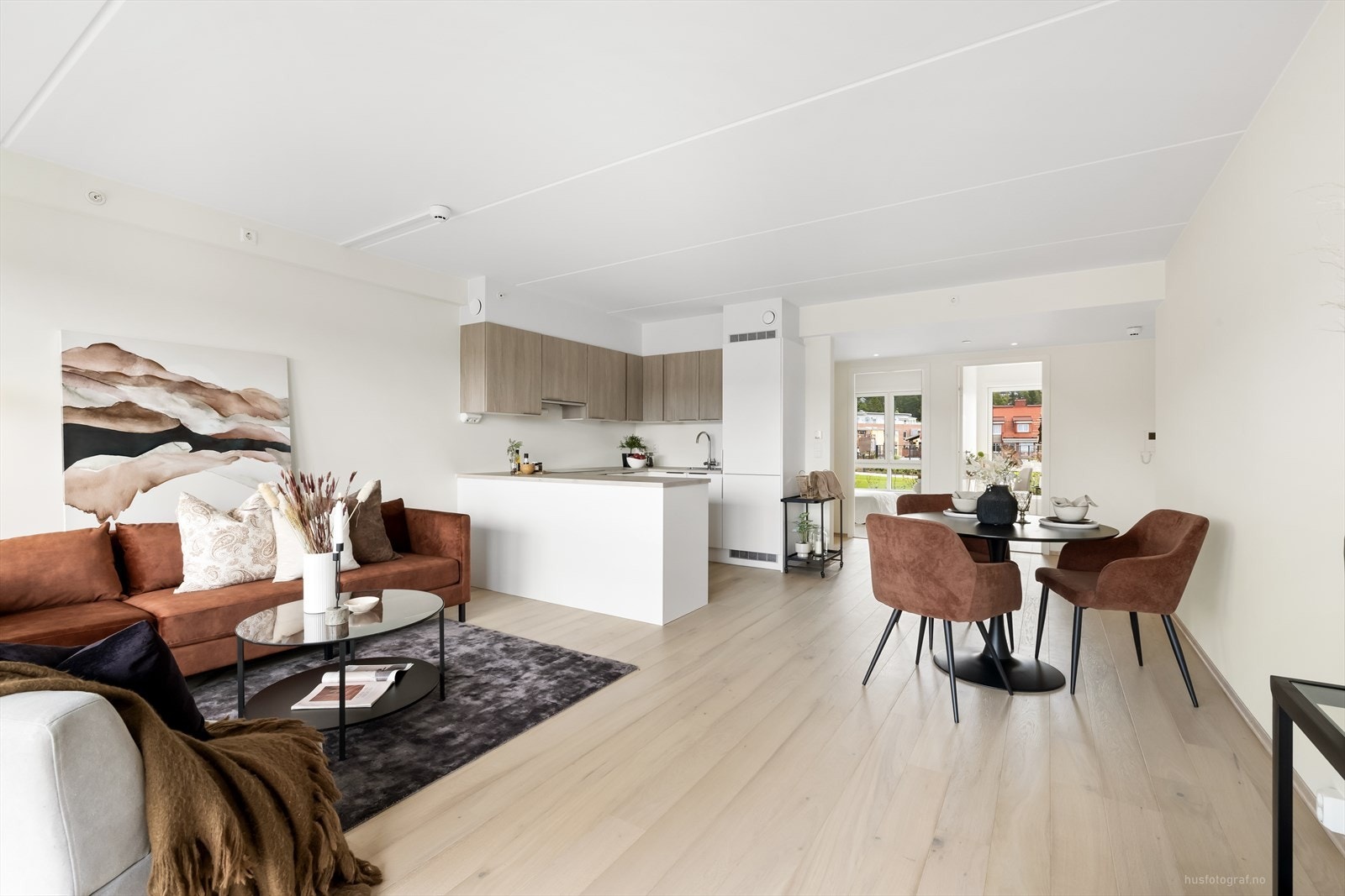 Her er det god plass til sofagruppe og det er naturlig plass for spisegruppe mot kjøkkenet Galleribilde