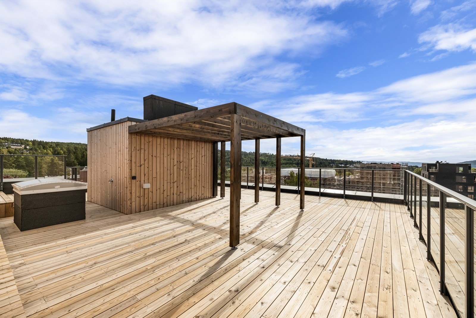 Her har man masse sol og panorama utsikt. Takterrassen er utstyrt med pergola og eget toalett Galleribilde