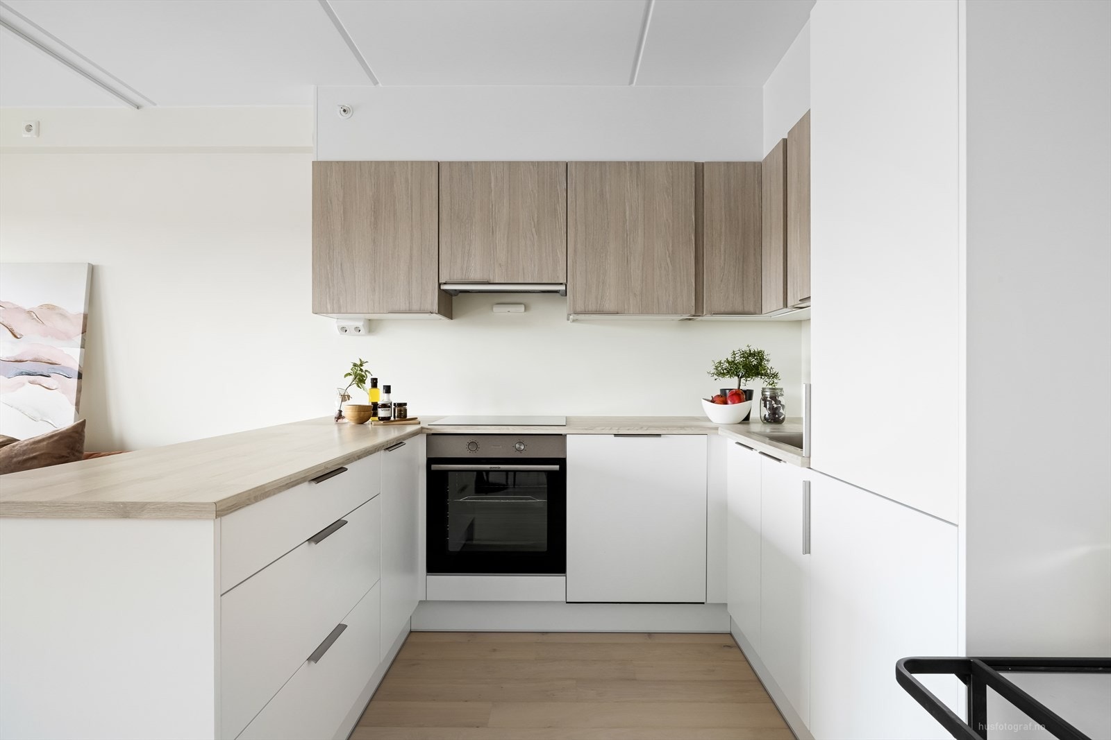 Overskapene er i eik naturell som matcher gulvet Galleribilde