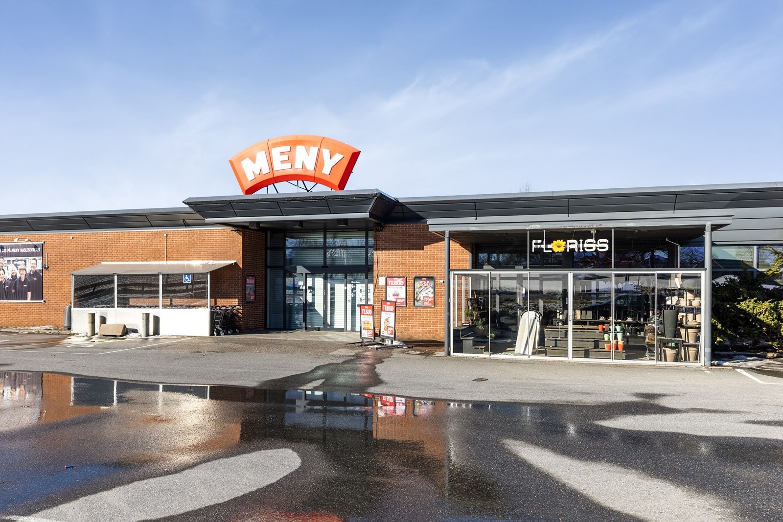 Meny Hasle med tilhørende Floriss butikk gjør handelen enkel. Galleribilde
