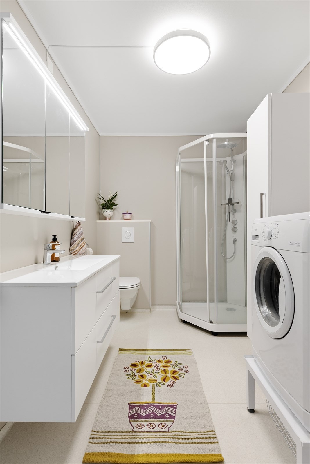 Badet ble oppgradert med nytt vinylbelegg, baderomsplater på veggene og nytt baderomsutstyr. Galleribilde