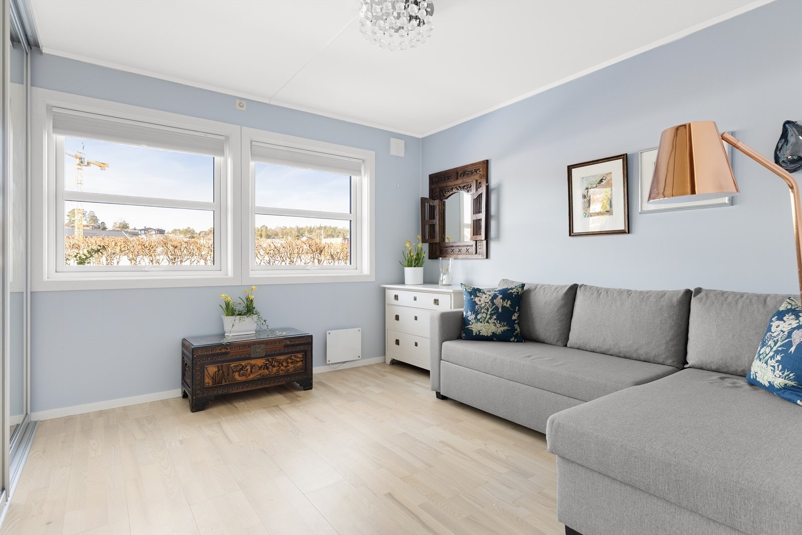 Et av soverommene blir i dag benyttet som ekstra stue. På et av rommene er det stor skyvedørsgarderobe med speilfronter. Galleribilde