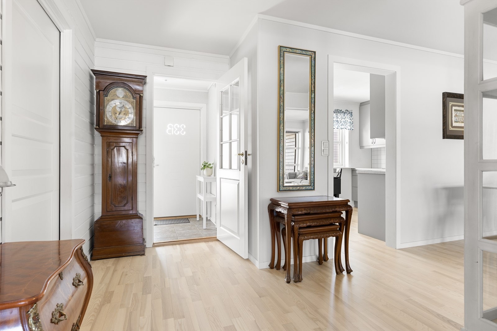 Her kommer du inn i en innbydende entré med fliser på gulv og malte flater. Det er plass til å henge fra seg yttertøy og sette fra seg skotøy i gangen. Galleribilde