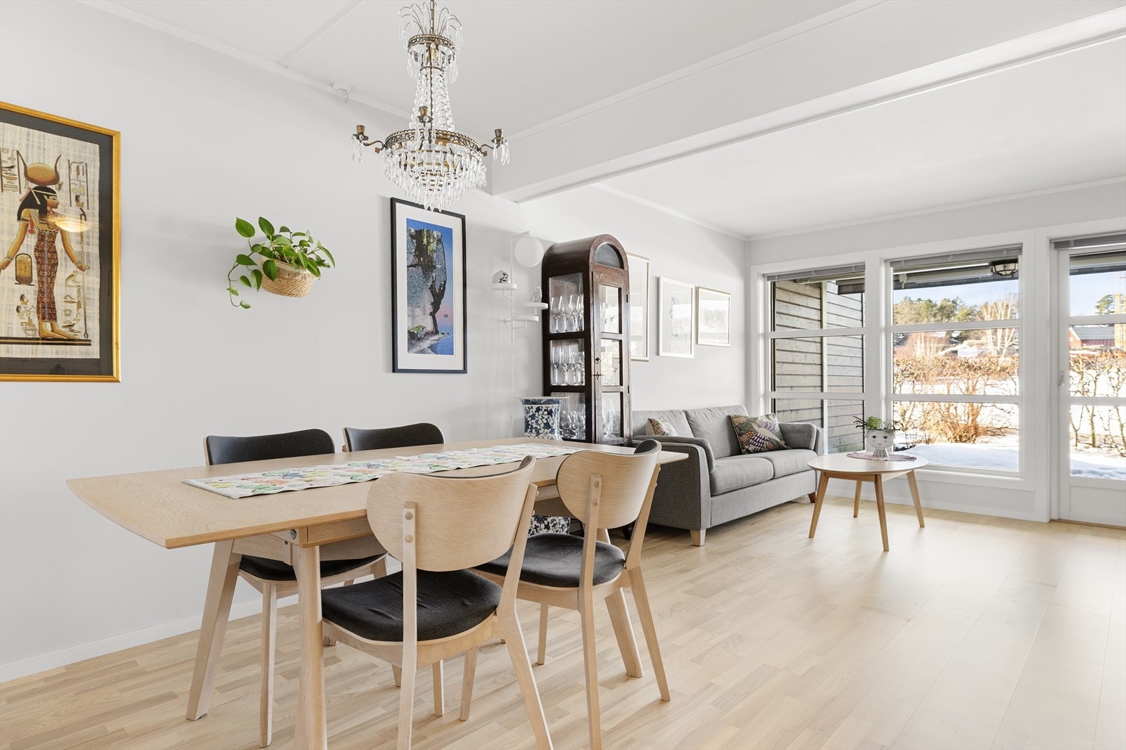 Stuen har god plass til sofagruppe og spise gruppe i hver sin sone. Galleribilde