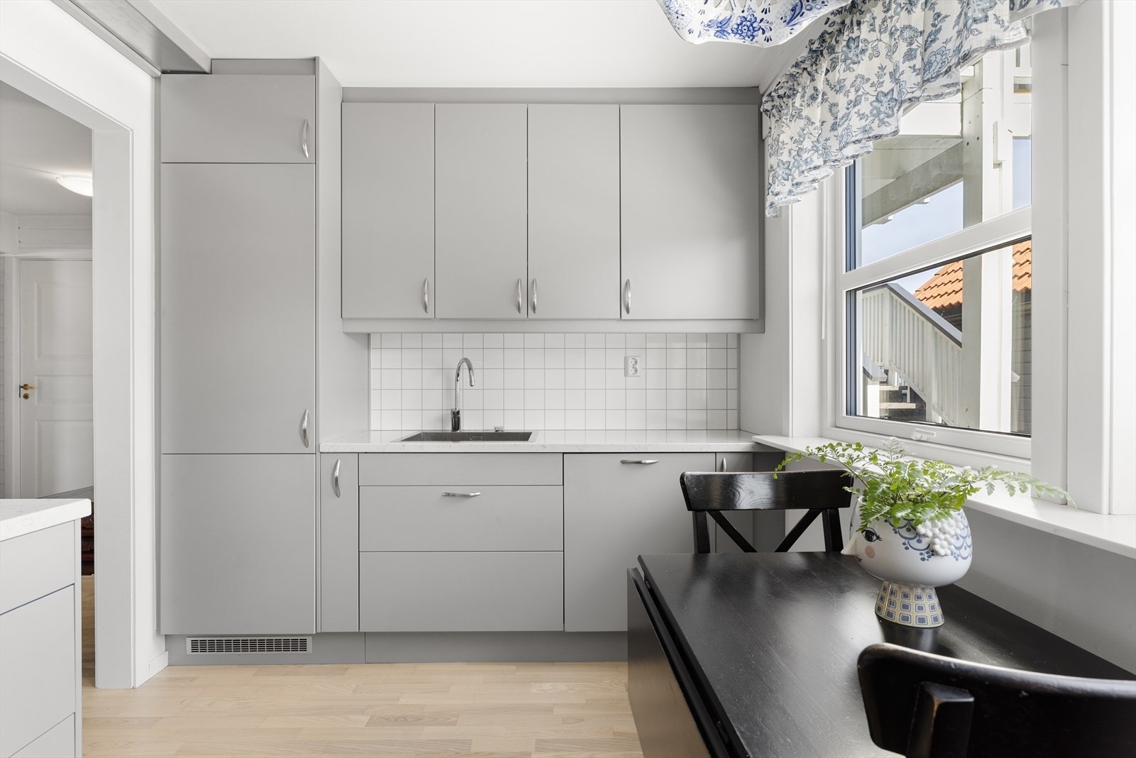 Lekkert kjøkken med kjøkkeninnredning og hvitevarer fra oppgradering i 2018. Galleribilde