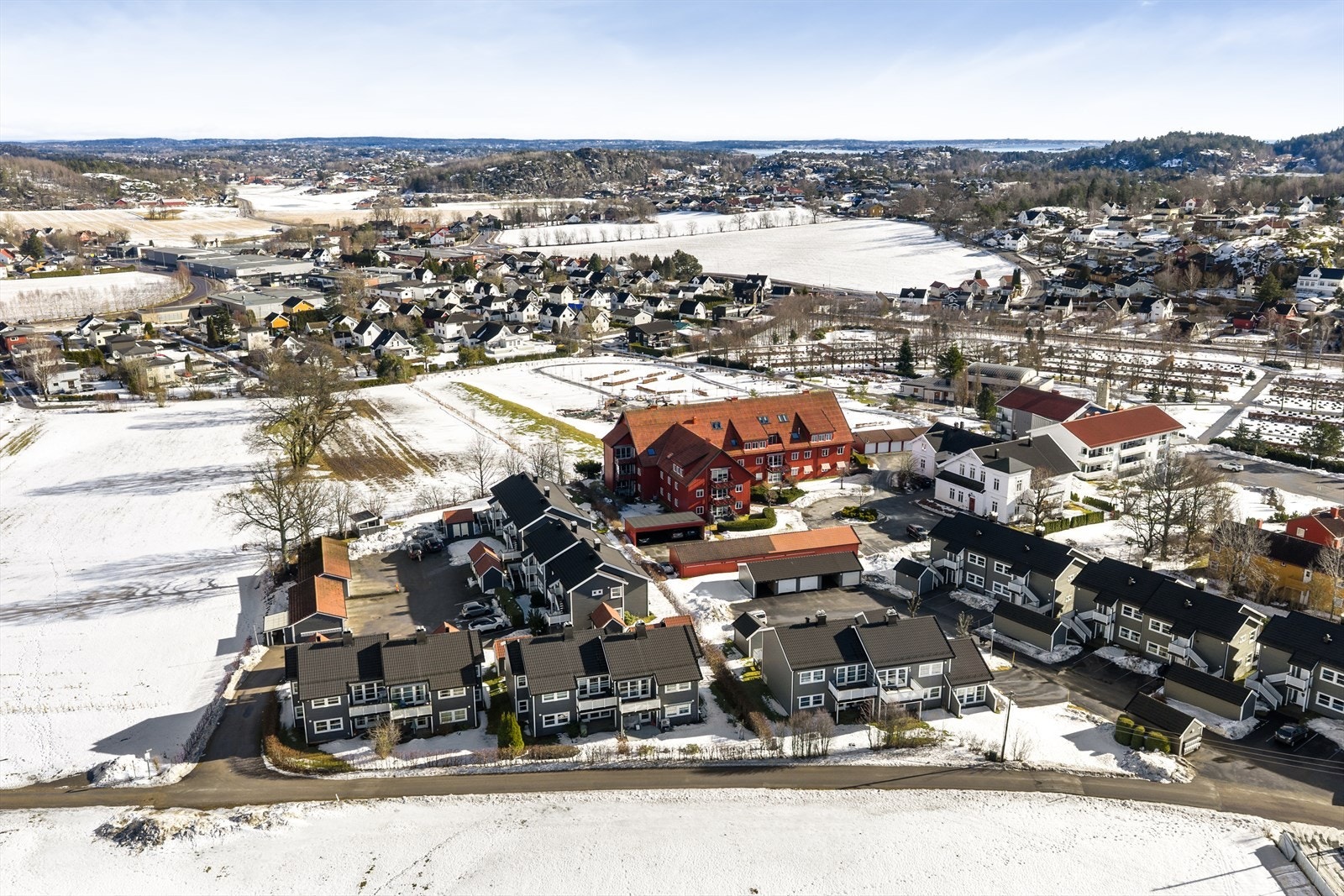 Boligen har en flott beliggenhet med kort vei til det man skulle trenge i hverdagen, togstasjon, butikker og restauranter. Galleribilde
