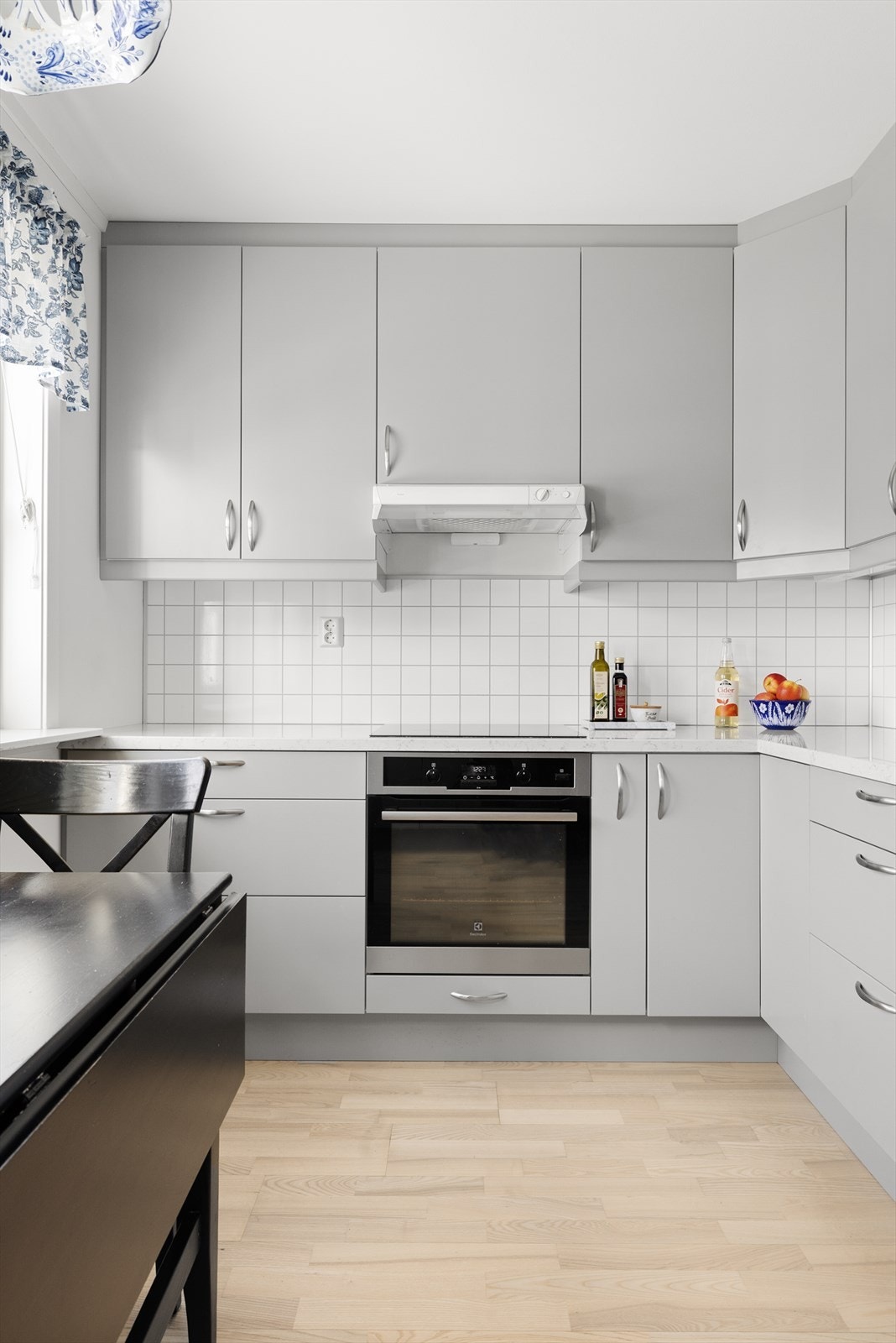 Av integrerte hvitevarer er det kjøleskap, oppvaskmaskin, induksjonstopp og stekeovn. Galleribilde