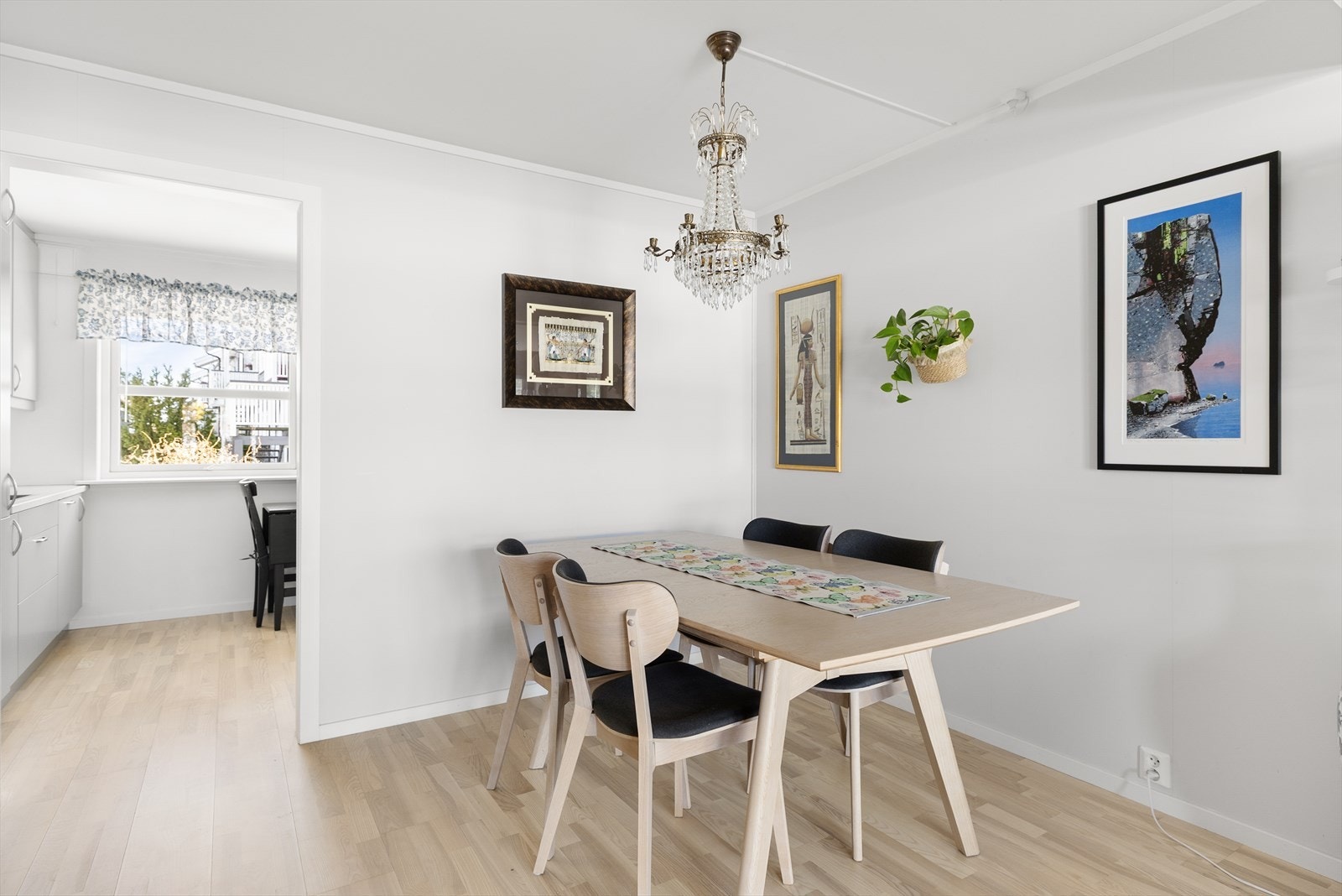 Her kan man invitere familie og venner til en hyggelig middag. Galleribilde