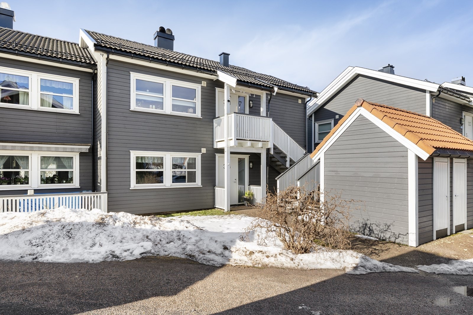 Rett ved inngangspartiet er det en praktisk sportsbod på 5 kvm som gir ekstra lagringsplass til sesongutstyr m.m. Galleribilde