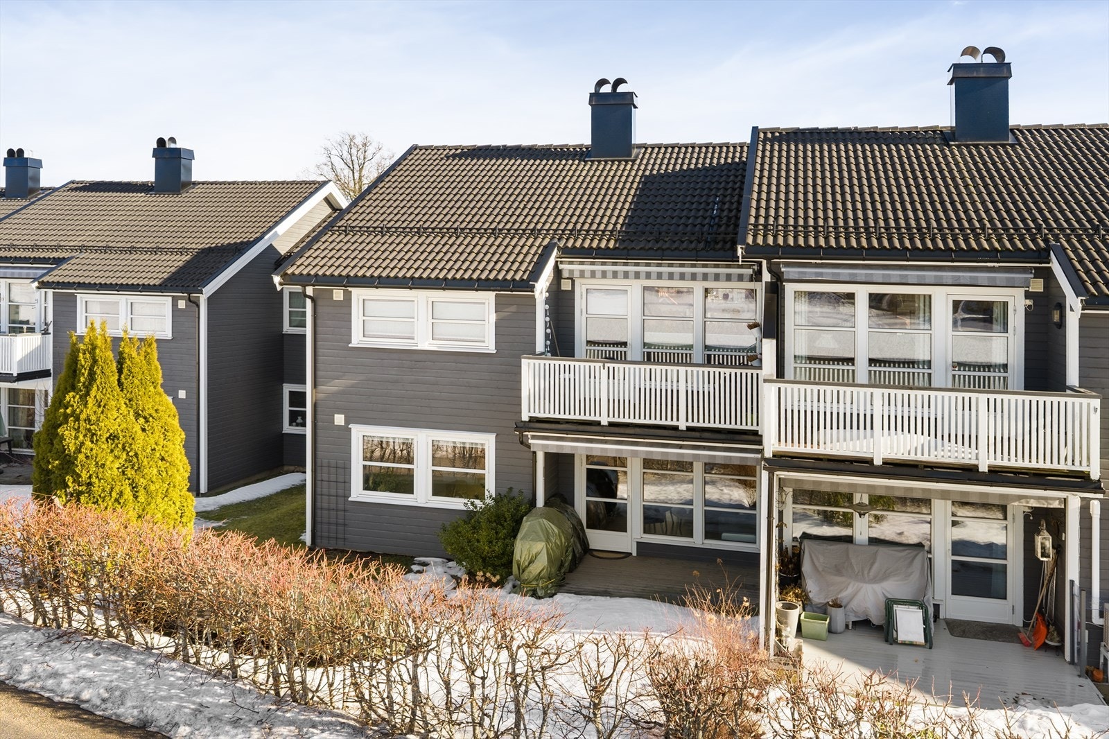 Fra stuen er det utgang til terrassen på 14 kvm, terrassen ble utvidet og fikk forlenget levegg mot naboen i 2023. Galleribilde