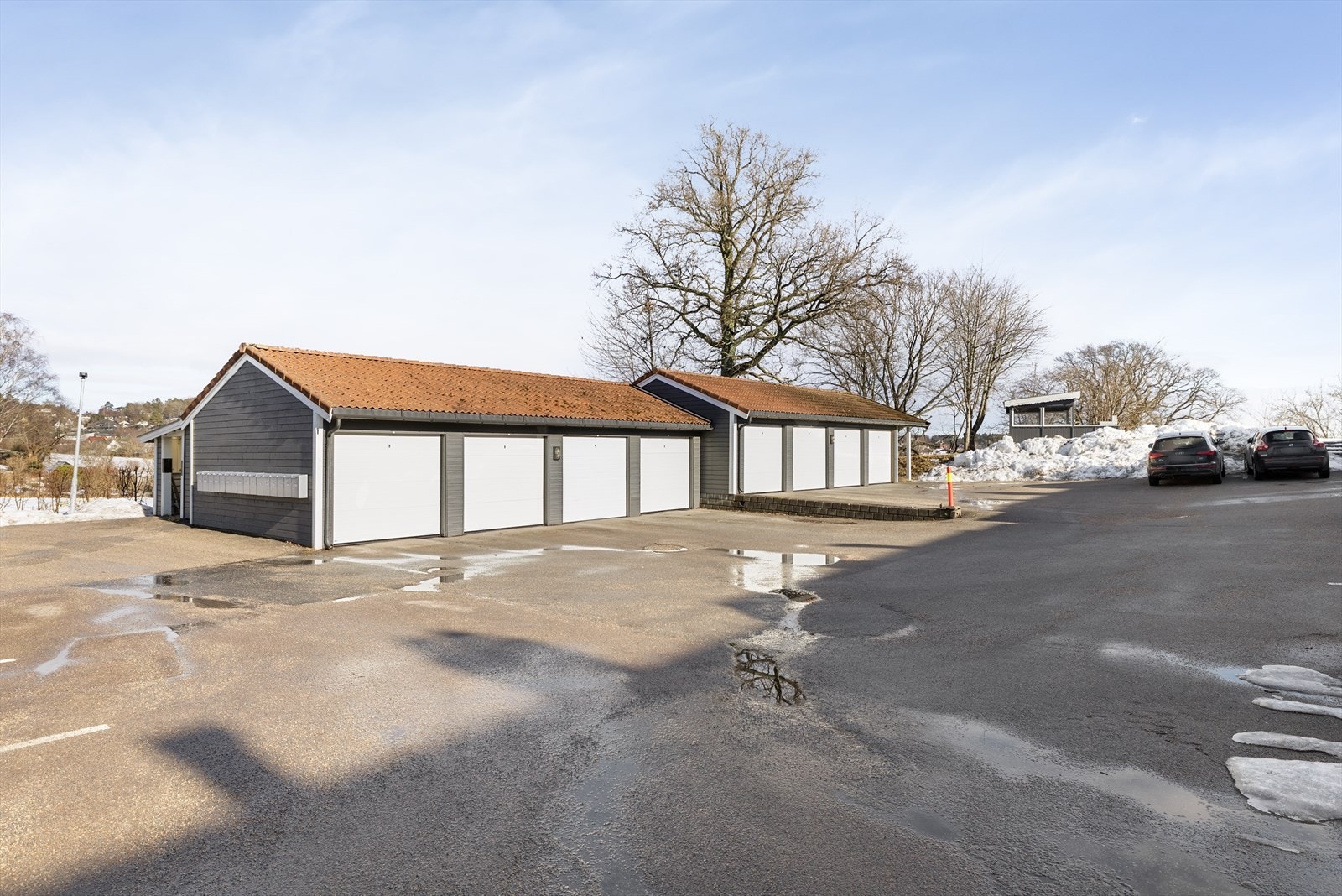 Det medfølger også en garasjeplass i felles rekke. Galleribilde