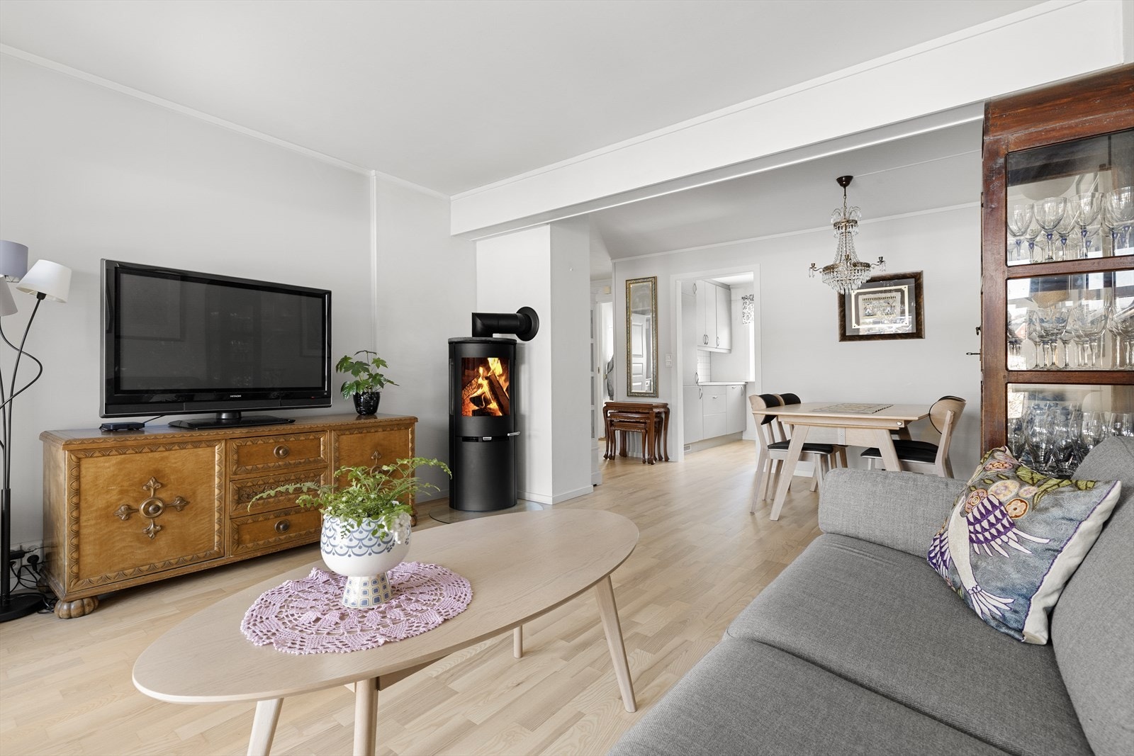 I 2018 ble det satt inn ny peisovn med glassfør, perfekt for de kaldere vinterdagene. Galleribilde