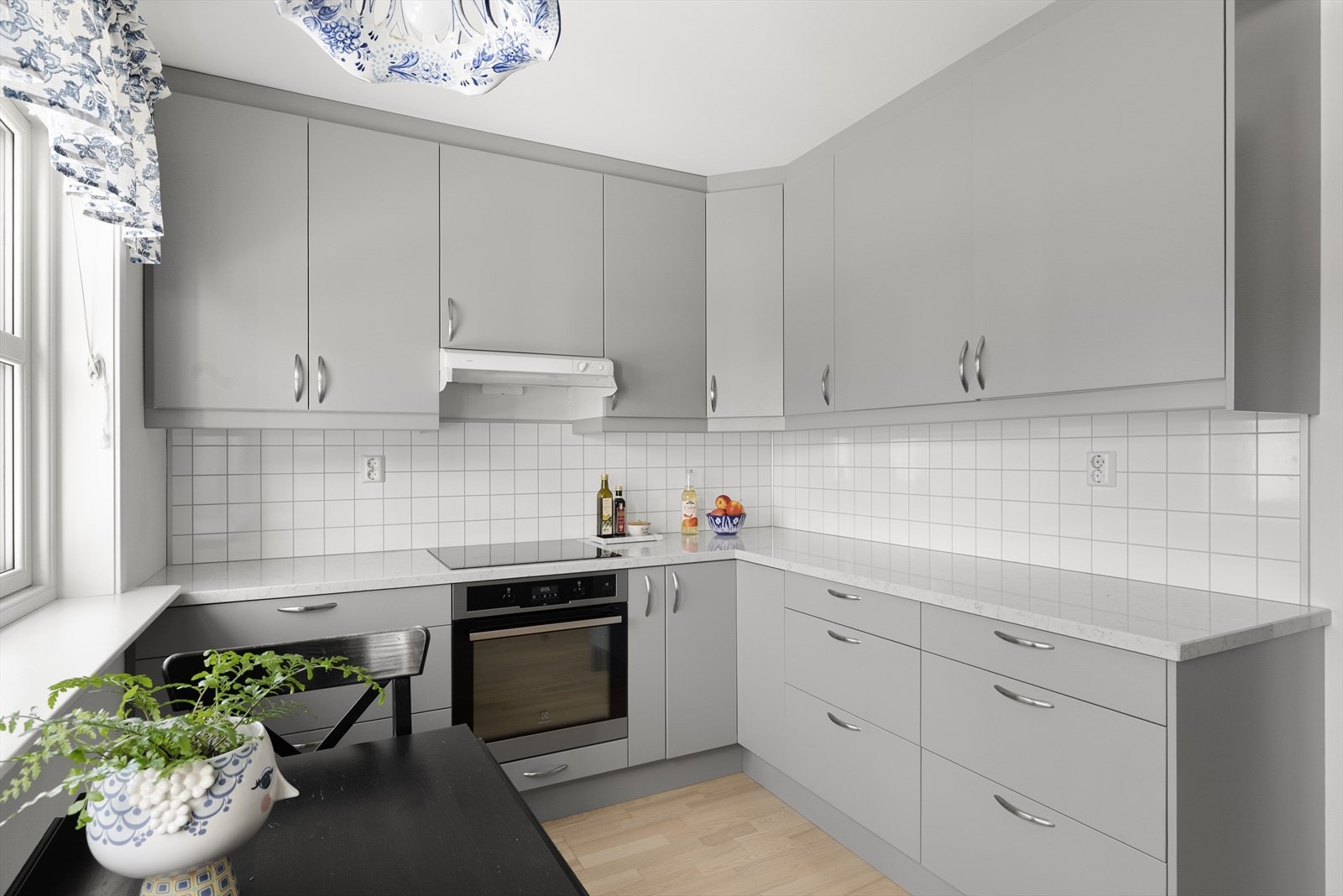 På kjøkkenet er det også plass til et spisebord, perfekt frokost- eller middagsplass. Galleribilde