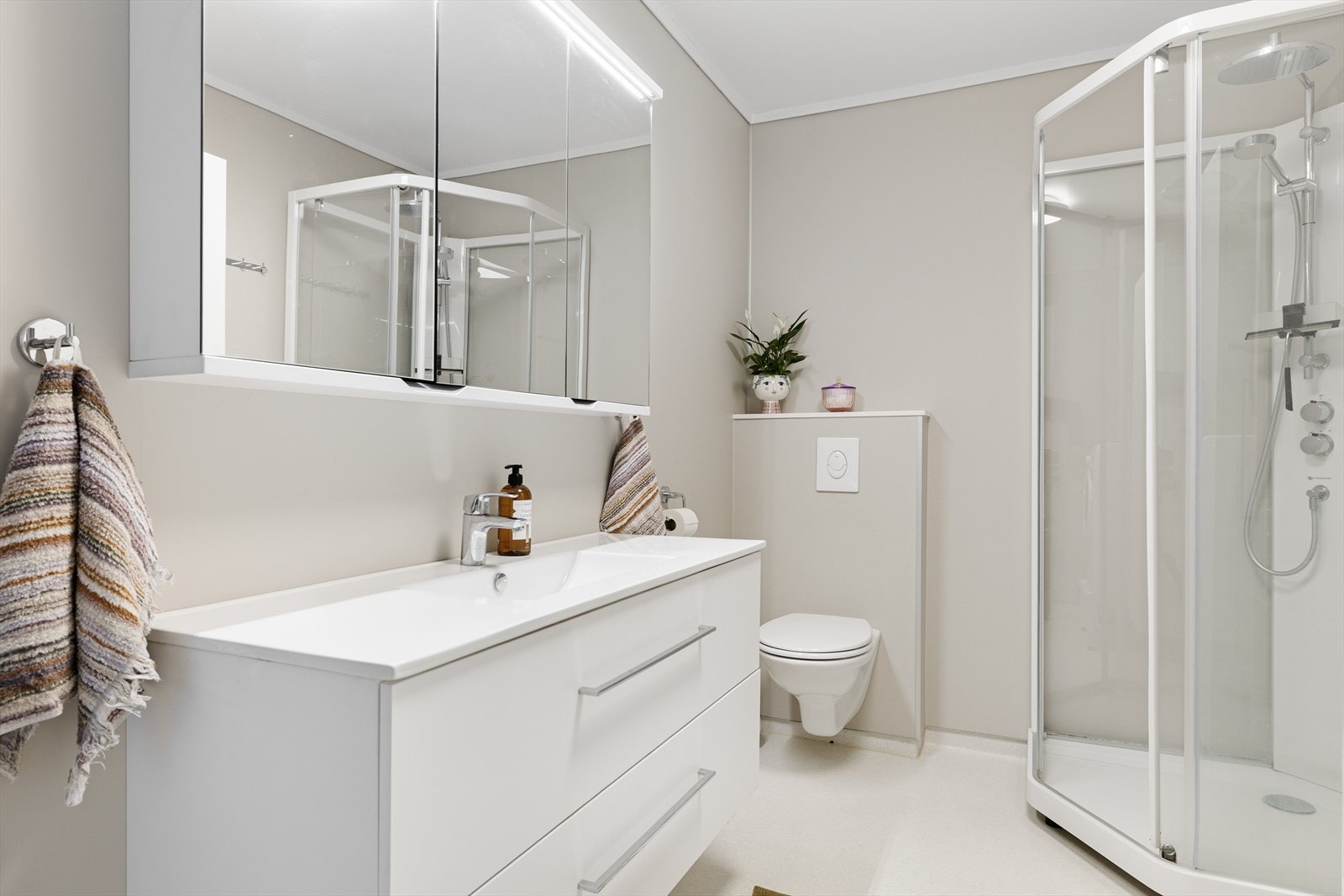 Lyst og romslig baderom som ble oppgradert i 2022. Galleribilde