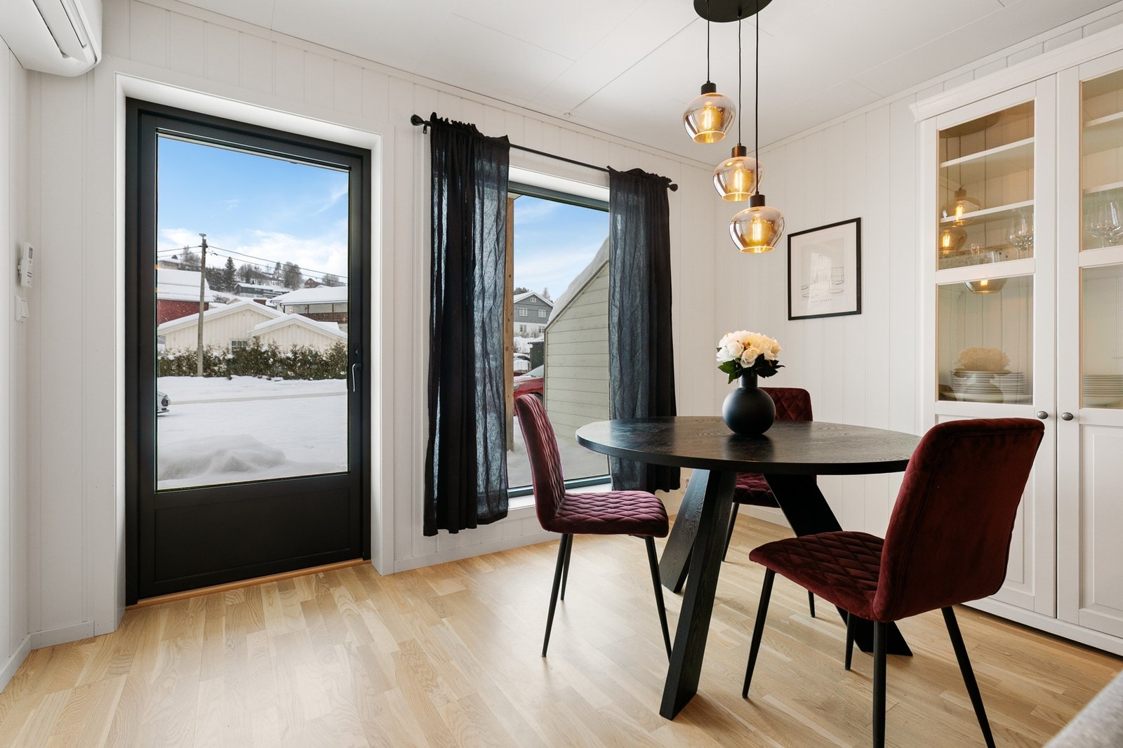 Utgang fra stue til en østvendt markterrasse på ca. 12 kvm. Galleribilde