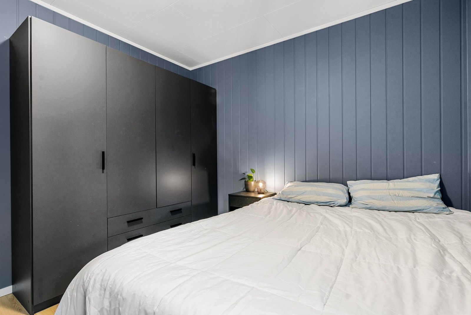 Her er det panelplater på vegg og parkett på gulv. Galleribilde
