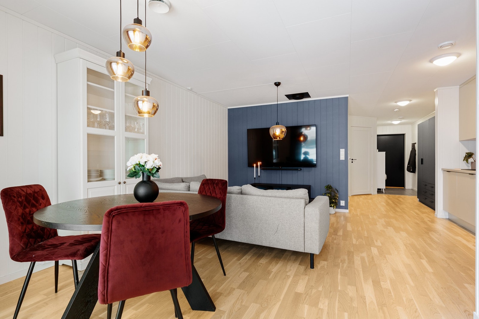Stuen har panelplater på vegger og parkett på gulv. Galleribilde