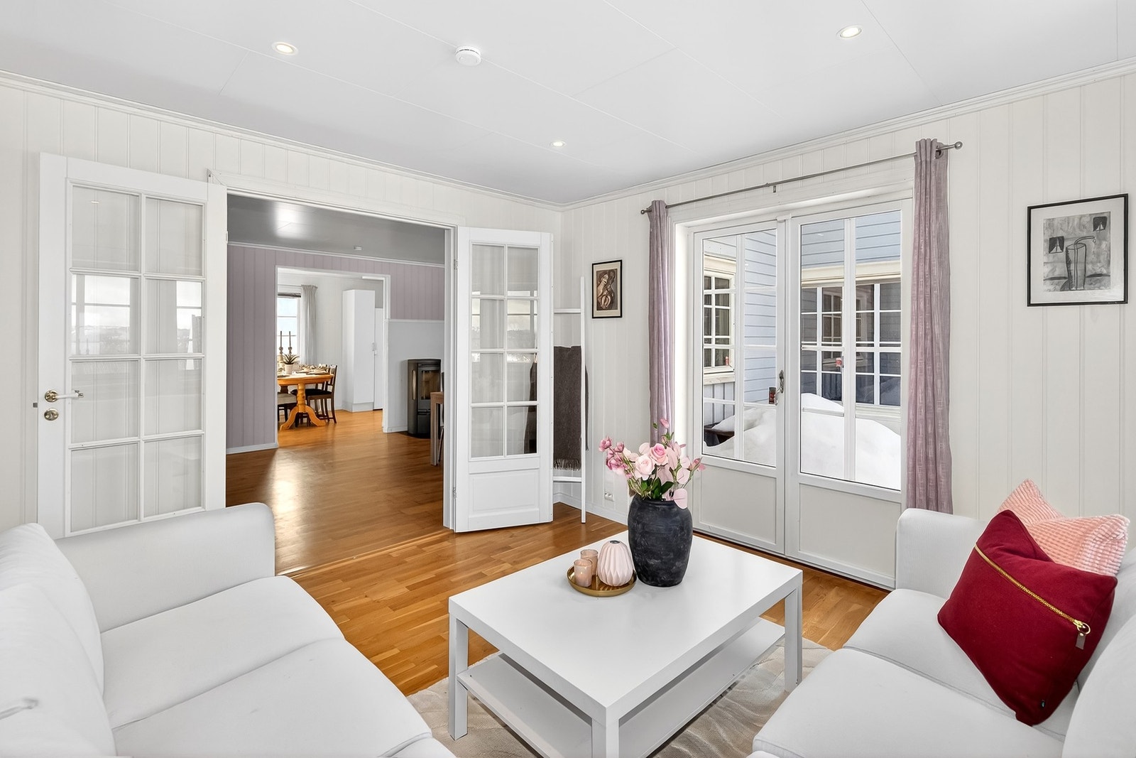 Fra tilbygget er det utgang til hagen. Galleribilde