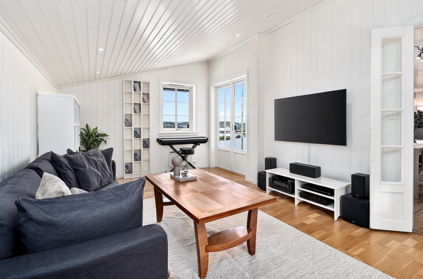 Tilbygg 2 innredet som tv-stue. Herfra er det også utgang til hagen Galleribilde