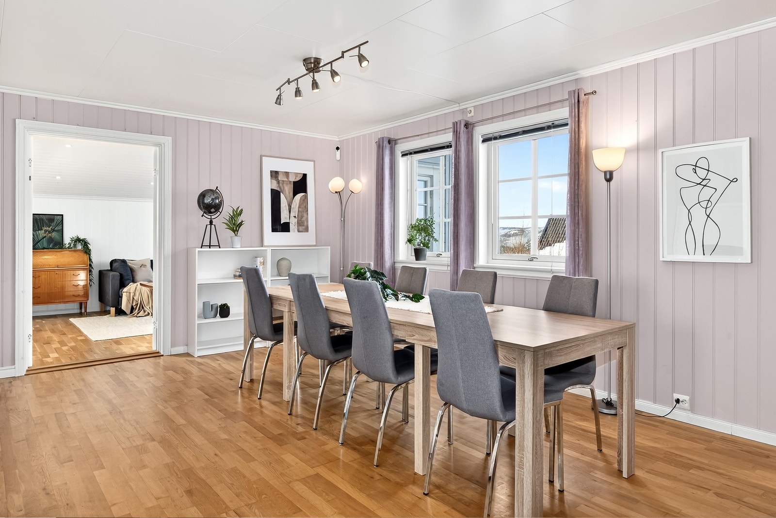 Stue/spisestue med god plass til mange gjester. Tilbygg rett frem. Her innredet som stue 3. Galleribilde