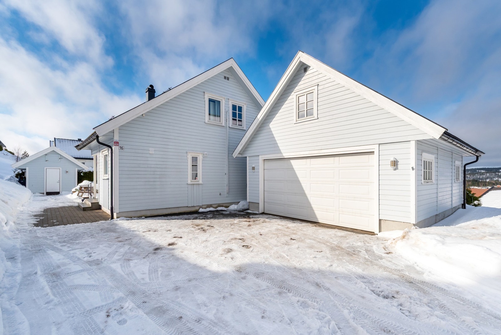 Stor dobbelgarasje med elektrisk portåpner, innredet loft og 2 elbil-lader Galleribilde