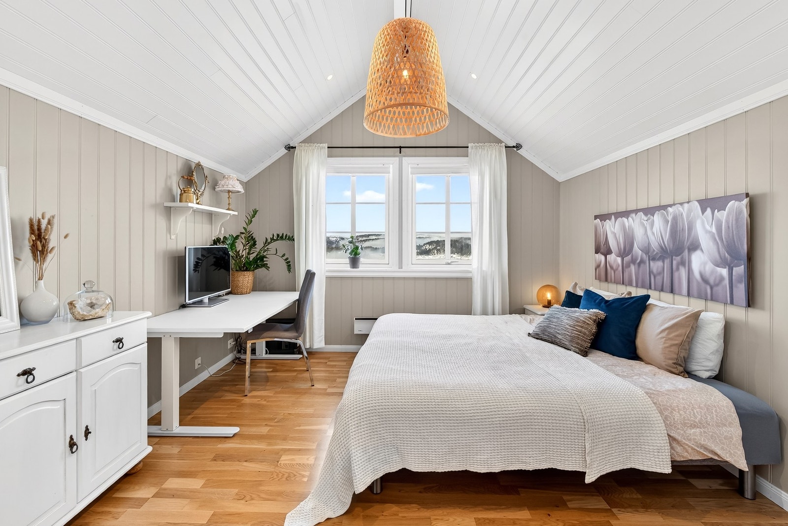 Tilbygget innredet som soverom - Herfra er det flott utsikt til området rundt Galleribilde