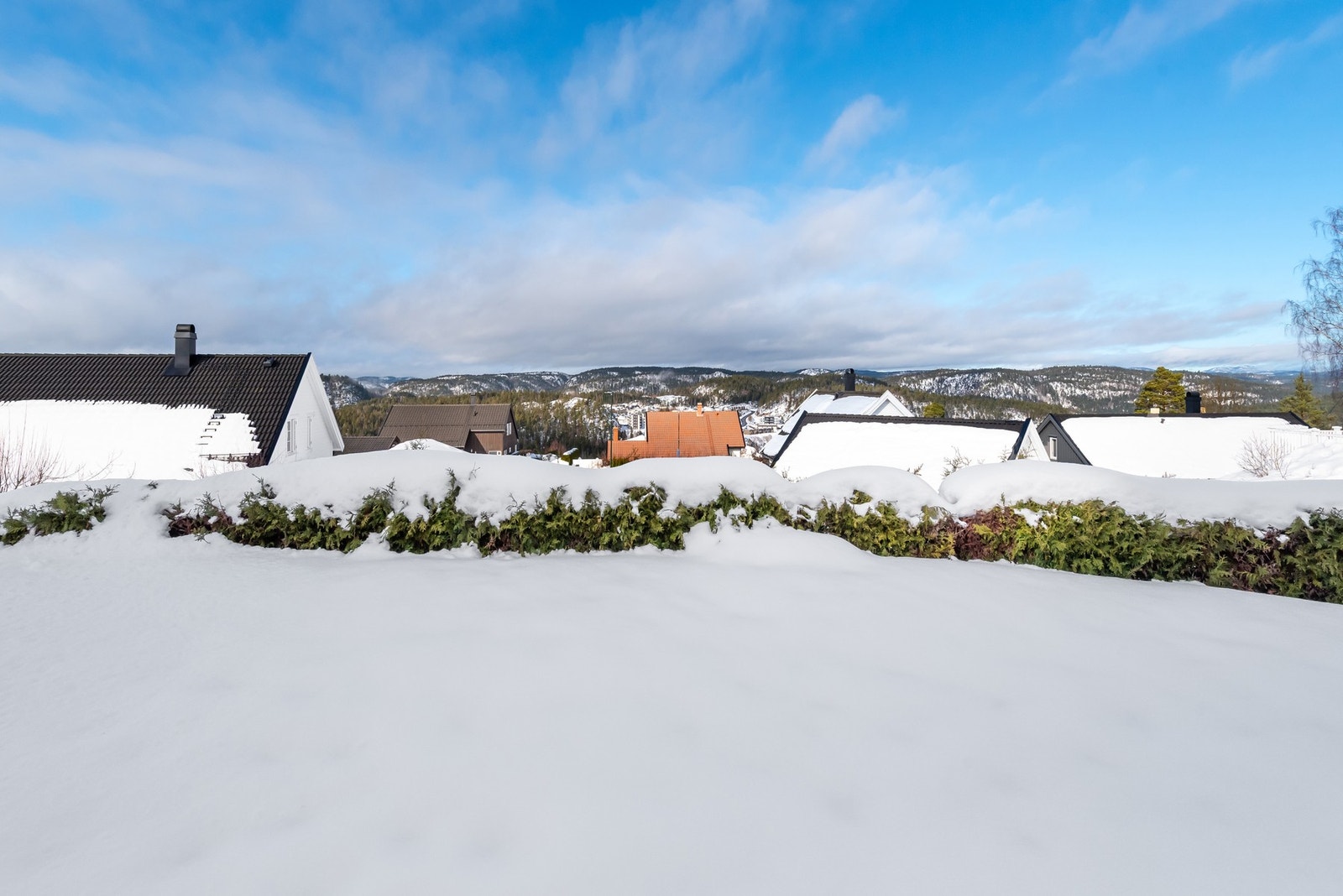 Boligen ligger nesten på toppen av boligfeltet med flott utsikt til områdene rundt. Fra tomten kan man bl.a se helt til Hovdefjell, Blåfjell og Jomåsknutene. Solforholdene er optimale med sol fra tidlig morgen til sen kveld. Galleribilde