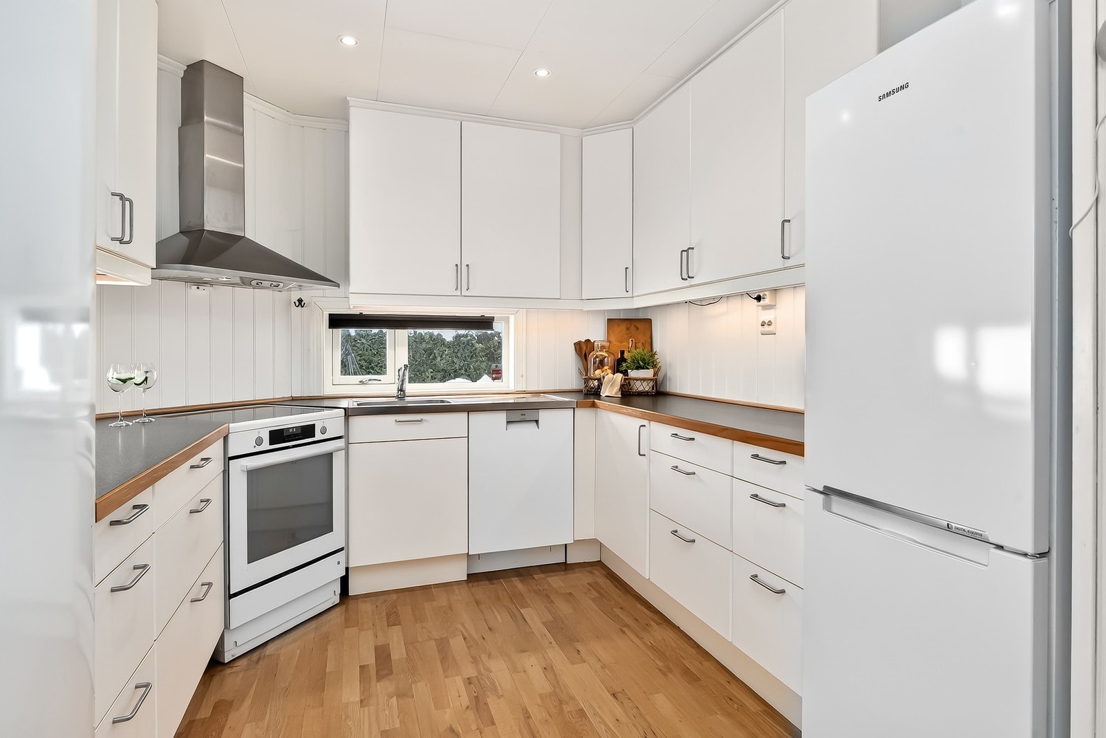 Her er det god skap- og benkplass Galleribilde