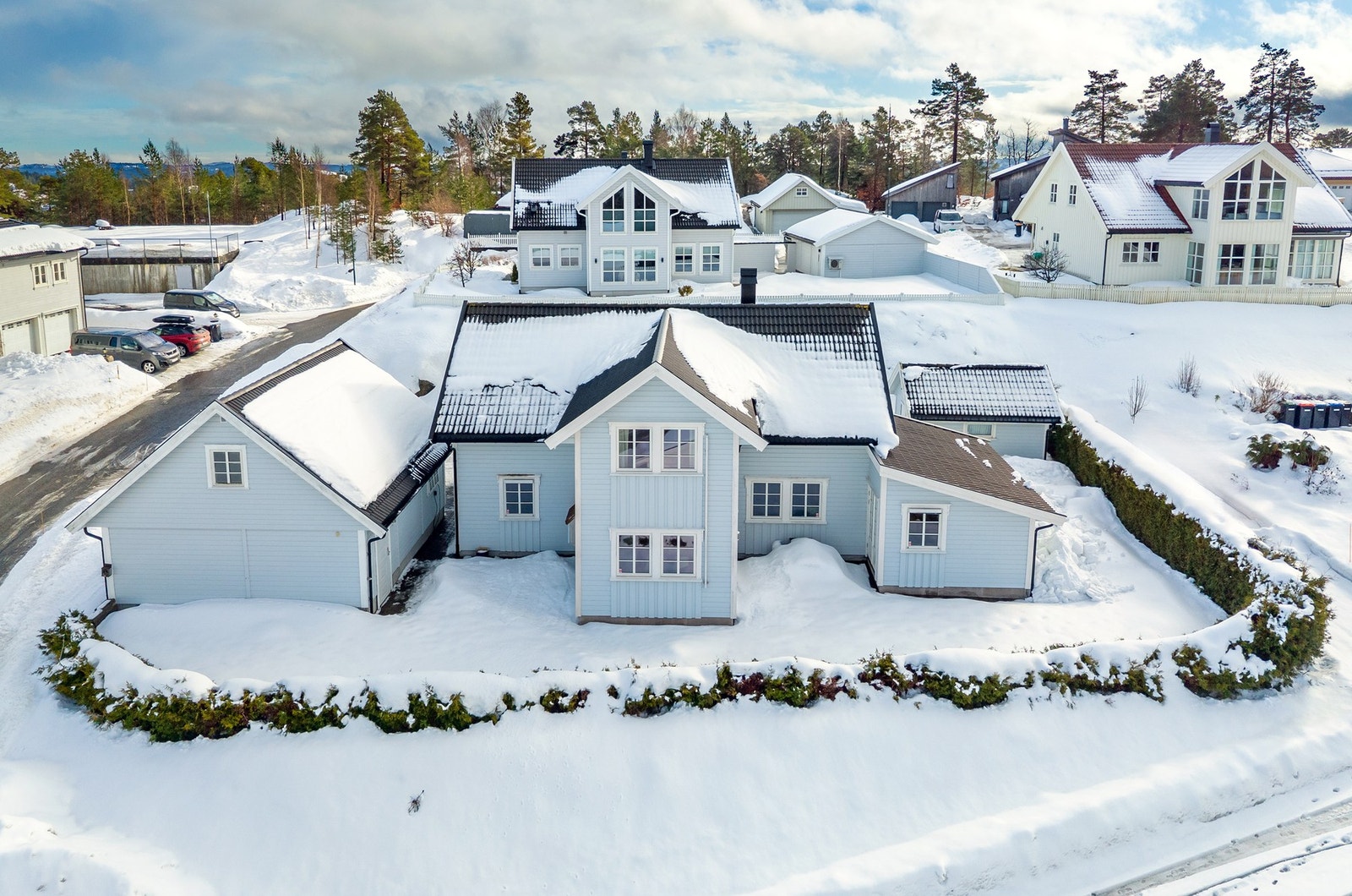 Bolig over 2 plan med hele 6 soverom, 3 stuer og 2 bad Galleribilde