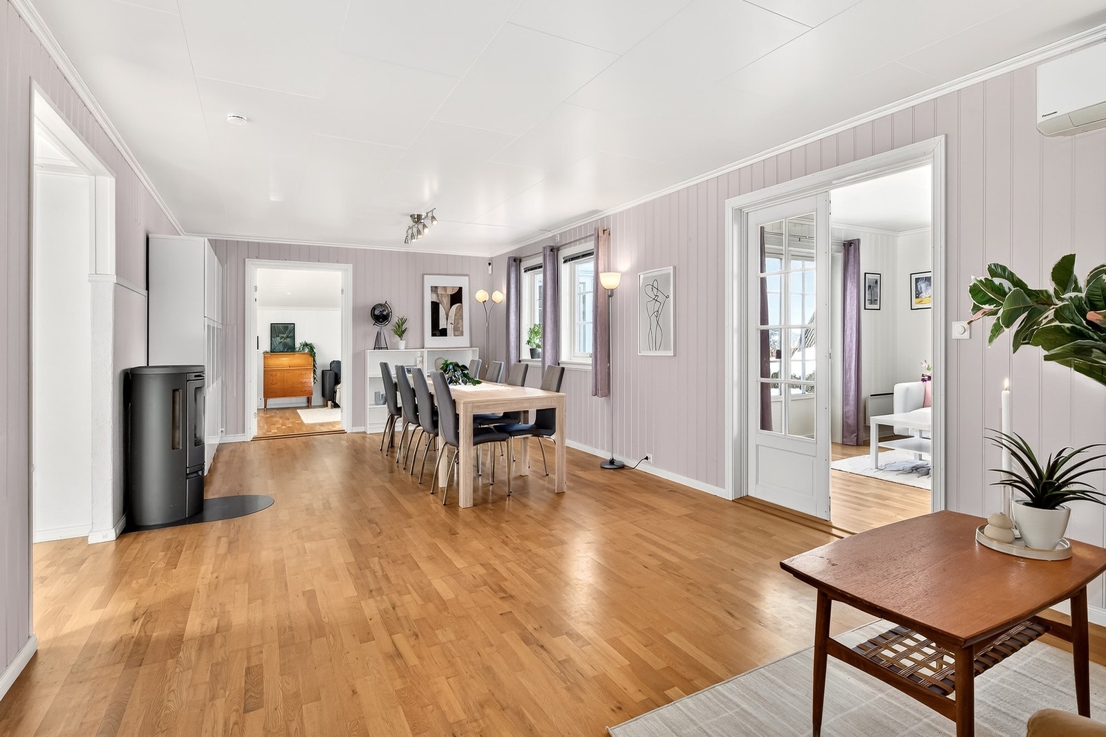 Lys og fin stue med god plass til mange gjester Galleribilde