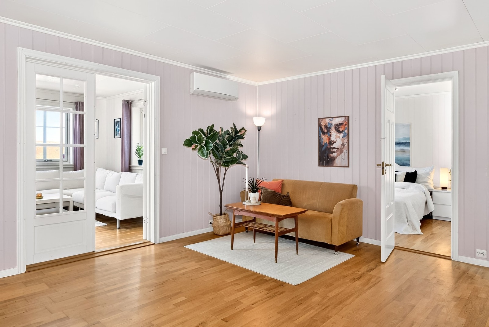 Deler av stuen. Tilbygget del til venstre. Rom benyttet som stue. Ett av soverommene til høyre. Galleribilde