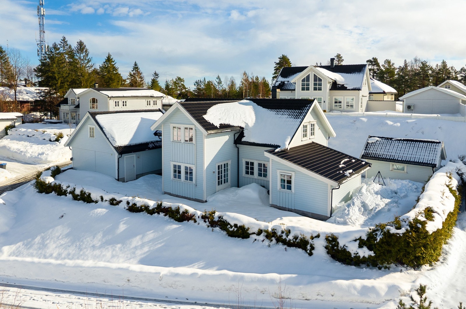 Velkommen til Skarkollheia 16 - Stor og innholdsrik enebolig i godt etablert og barnevennlig område Galleribilde