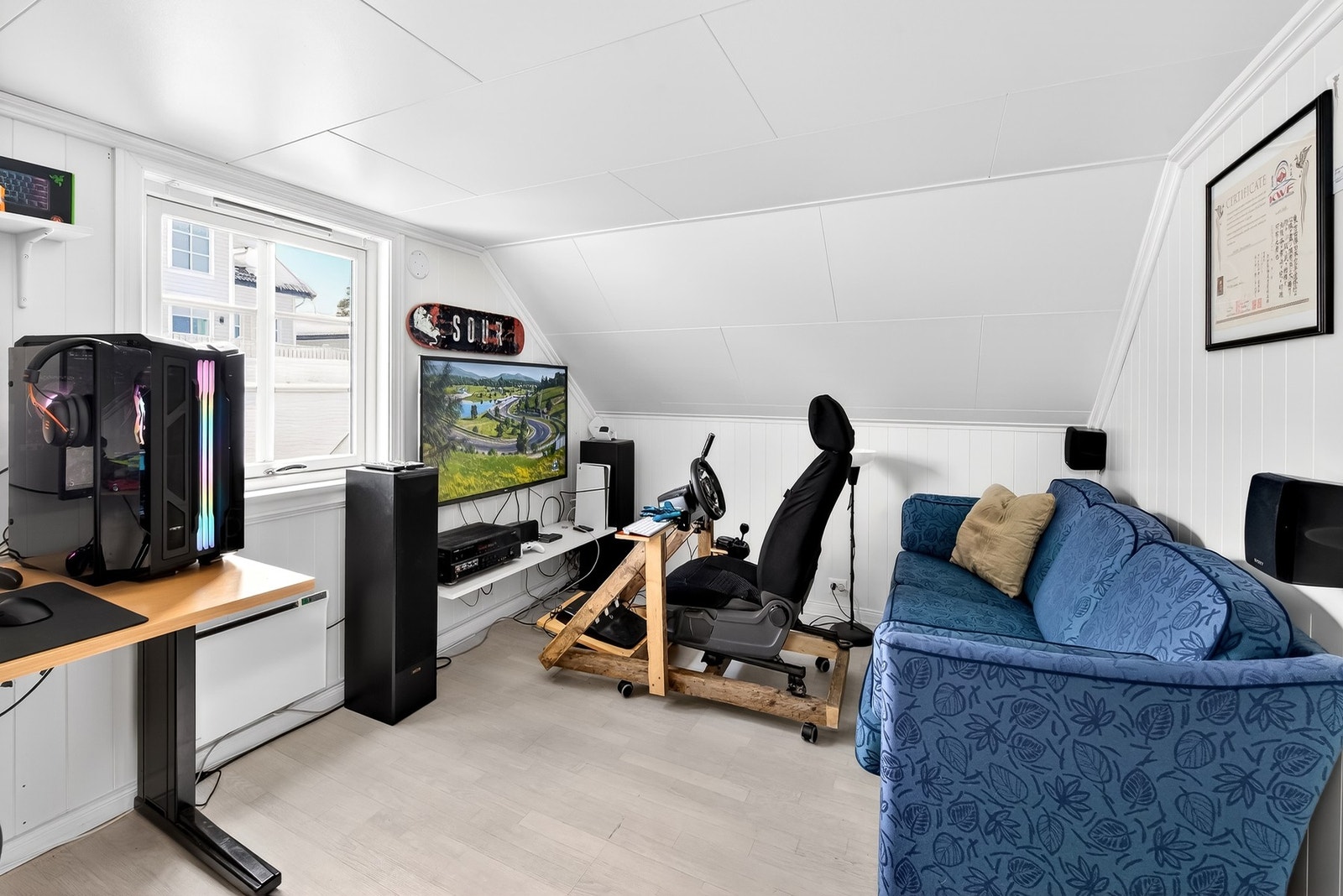 Loftet i garasjen er innredet. Her er det lav takhøyde og ikke målbart areal Galleribilde