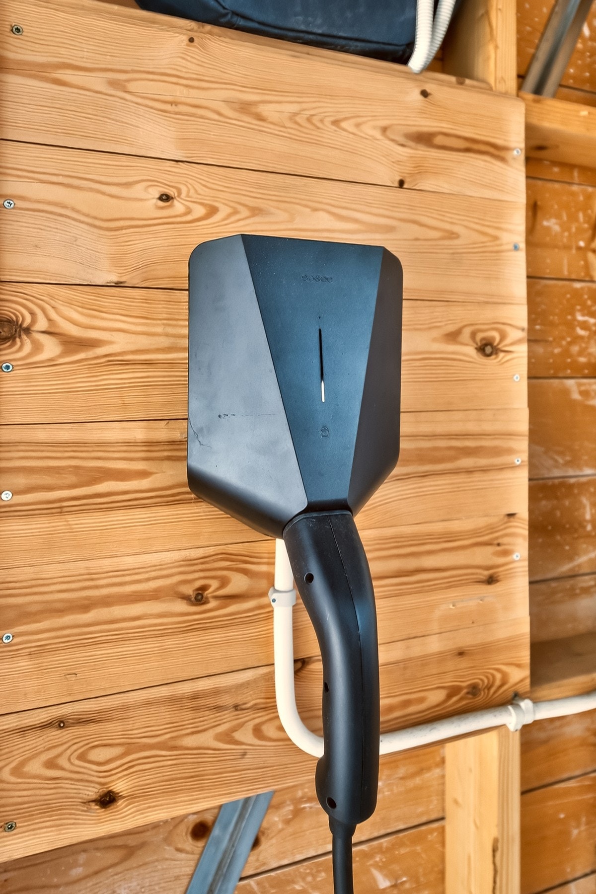 2 elbilladere i garasjen Galleribilde