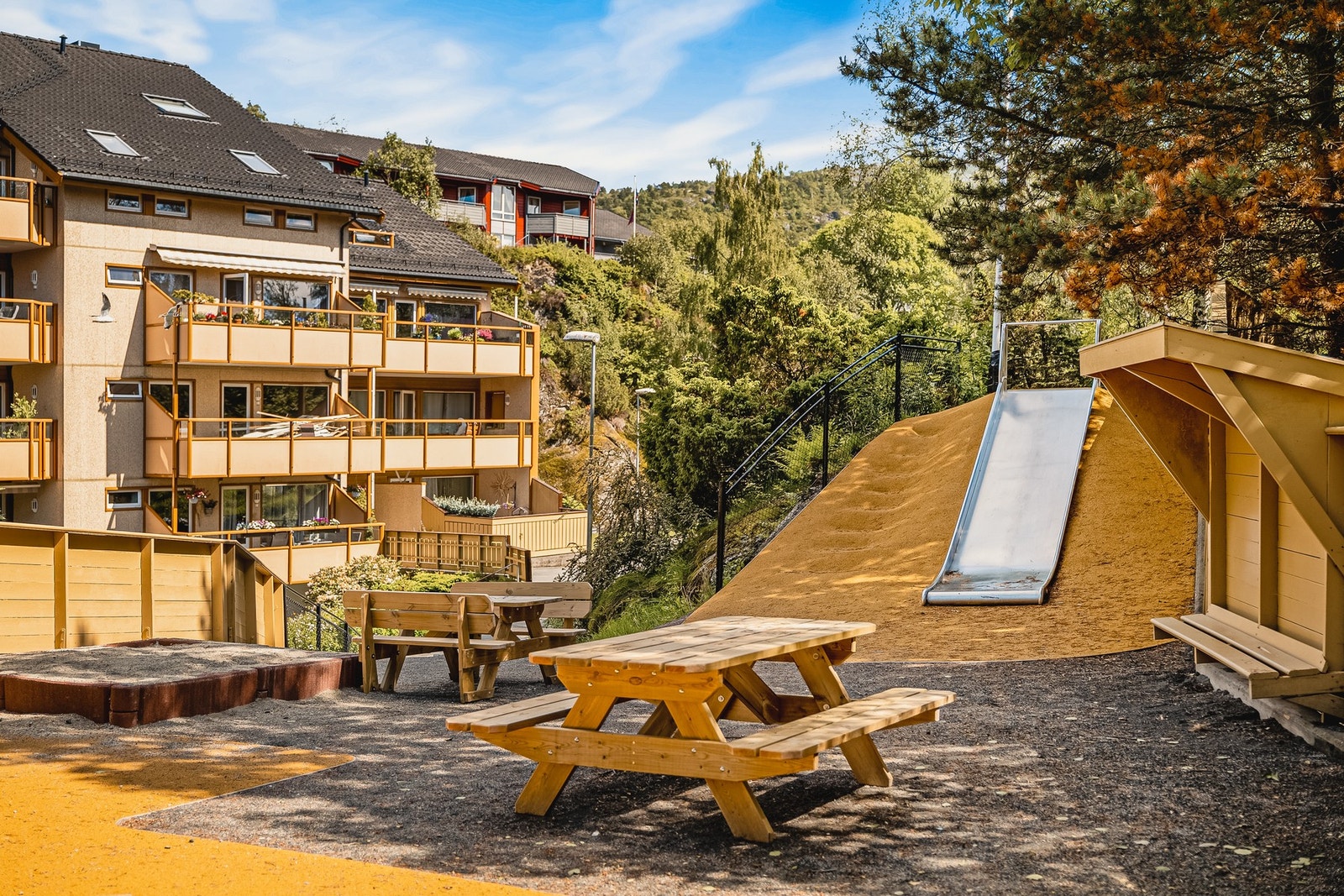 Nabolaget byr på flere lekeplasser, grønne fellesarealer og fine møteplasser for både store og små. Galleribilde