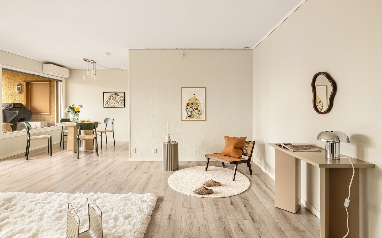 Store vindusflater sørger for godt med naturlig lysinnslipp. Galleribilde