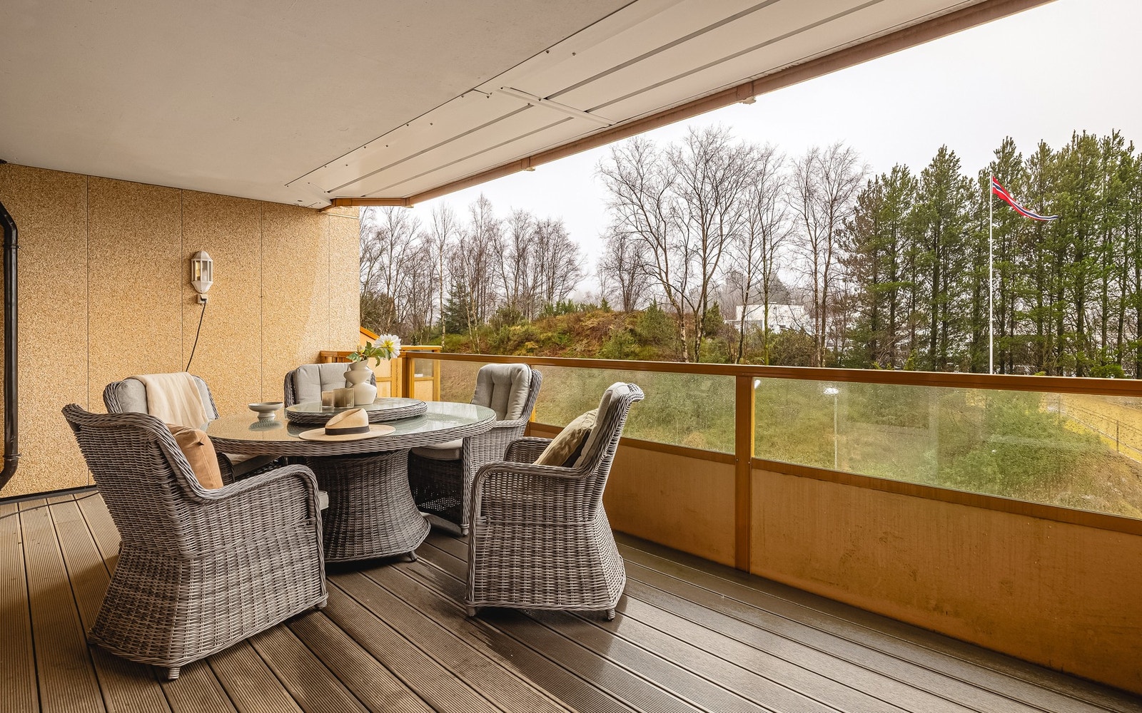 Her ble det lagt nytt terrassegulv i 2025. Galleribilde