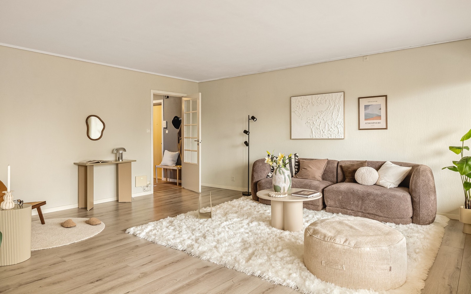 Stuen er lys og trivelig og måler 33,4 m². Galleribilde