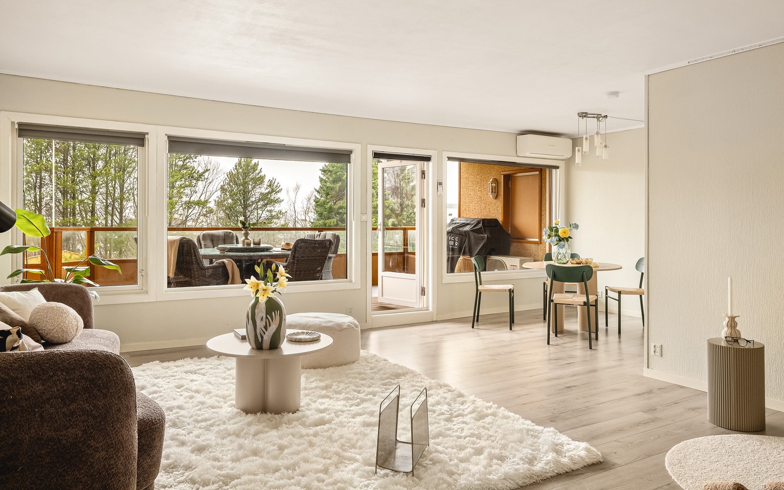 Videre inn i leiligheten møter du hjerterommet - stuen. Galleribilde