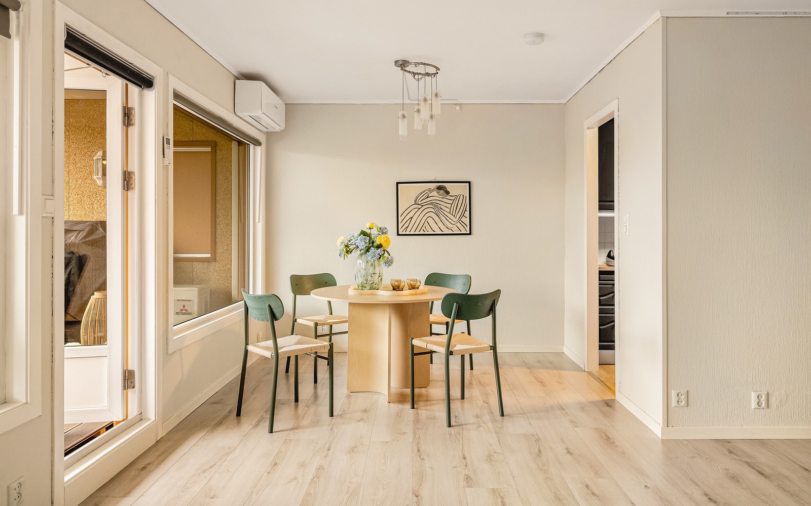 Ved kjøkkenet har du også plass til en koselig spisegruppe. Galleribilde