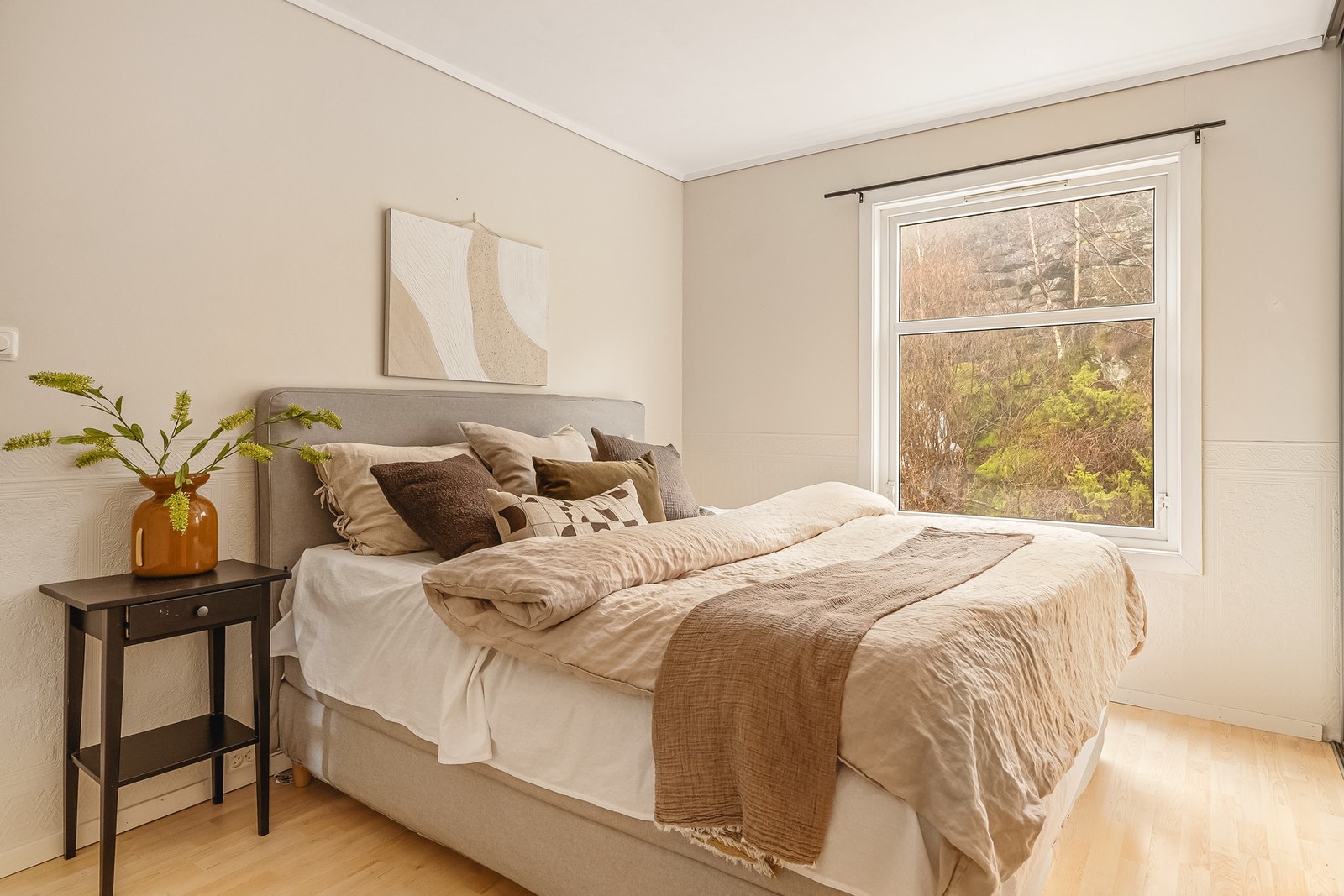 Rommet er innredet med en praktisk skyvedørsgarderobe og kan innredes med dobbeltseng og nattbord. Galleribilde