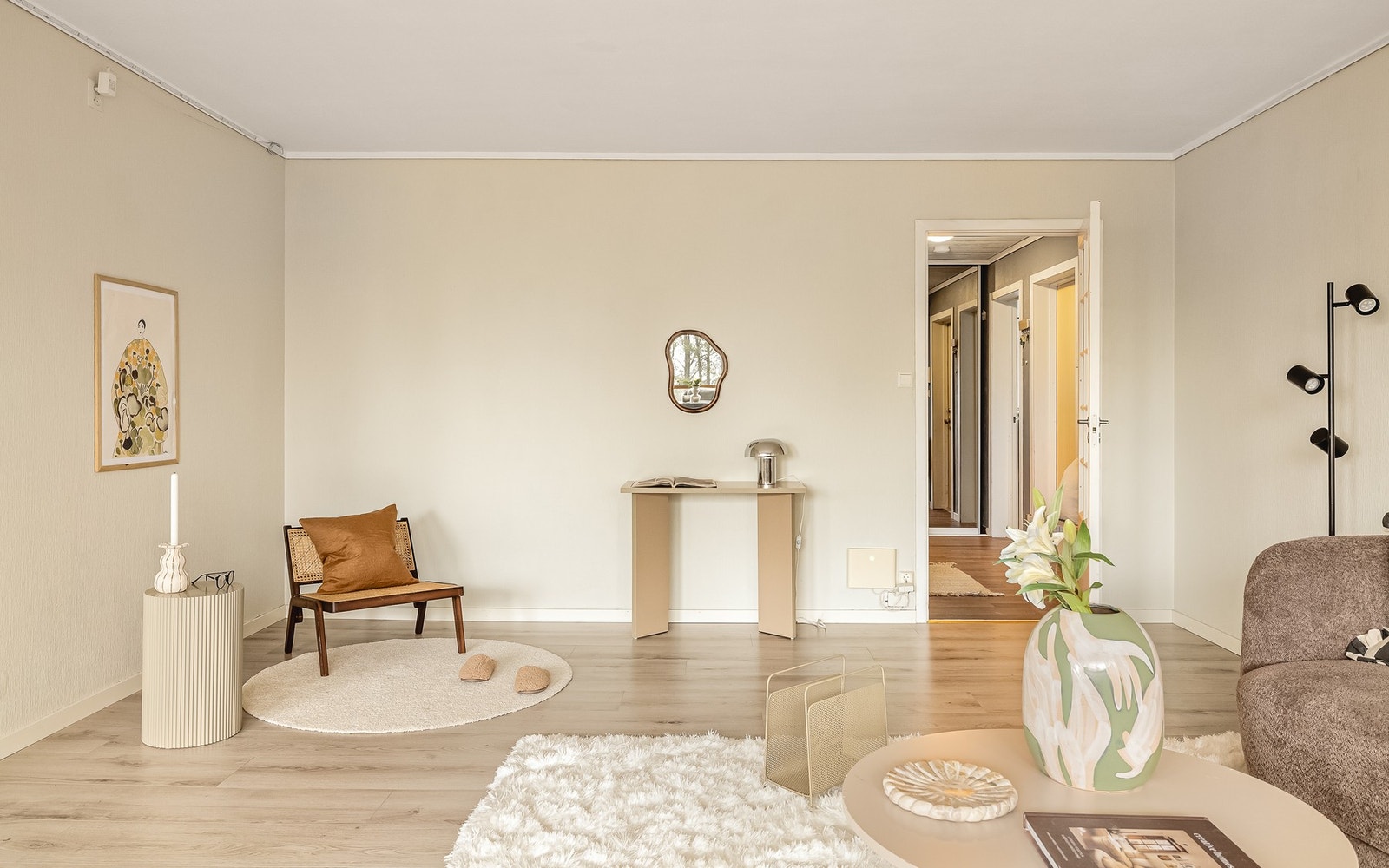 Stuen har god plass til en koselig sofagruppe og mediemøblement. Galleribilde